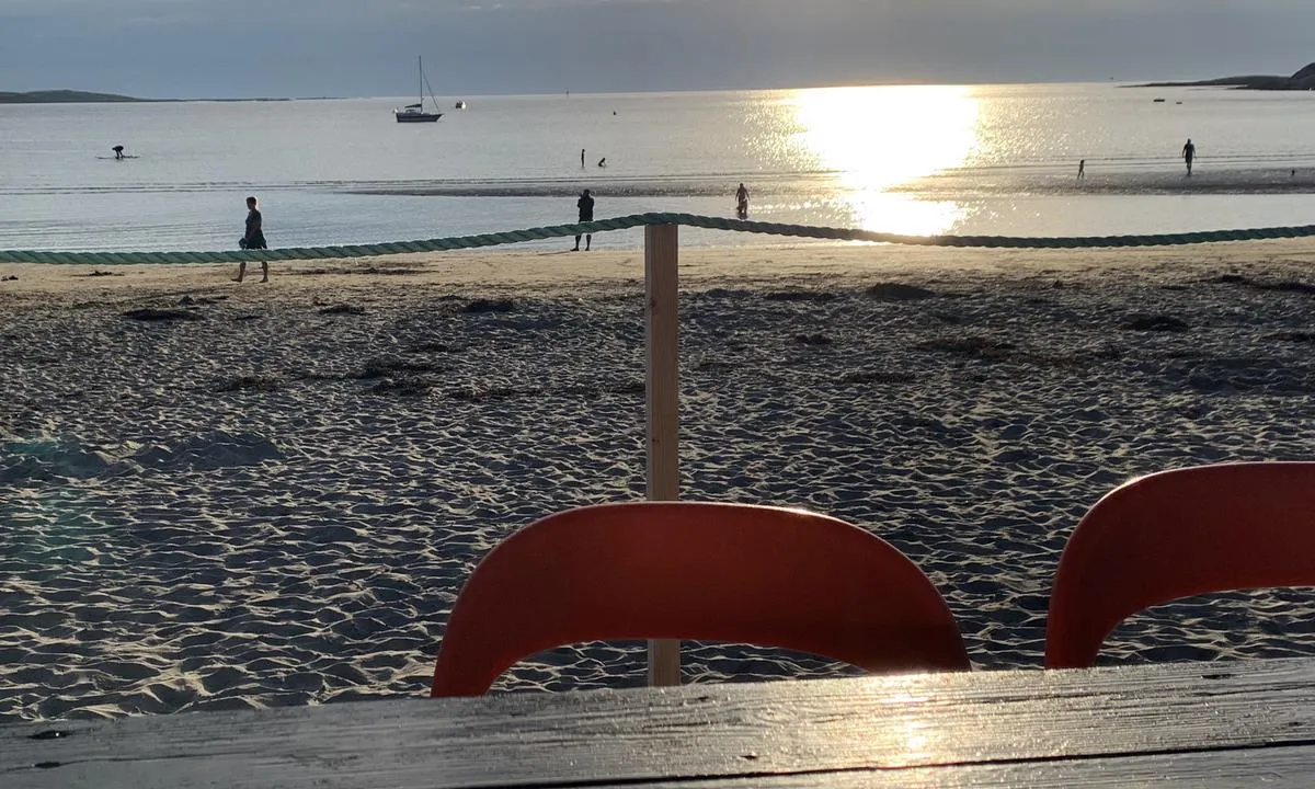 Hosnavik: Magisk å sitte på Strandbaren i solnedgangen.