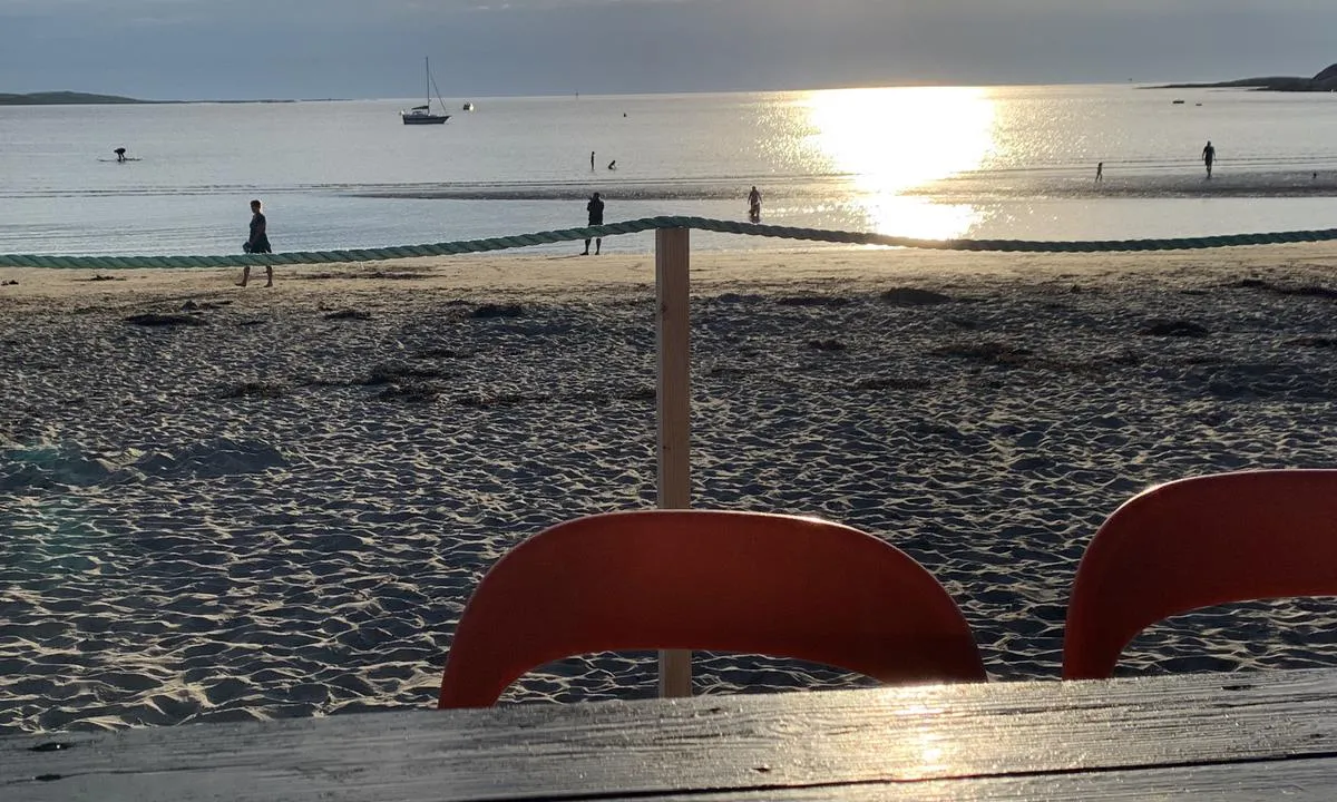 Hosnavik: {"base": "no", "no": "Magisk \u00e5 sitte p\u00e5 Strandbaren i solnedgangen.", "se": "Magiskt att sitta p\u00e5 Strandbaren i solnedg\u00e5ngen.", "en": "Magical to sit at the Beach Bar in the sunset.", "da": "Magisk at sidde p\u00e5 Strandbaren i solnedgangen."}