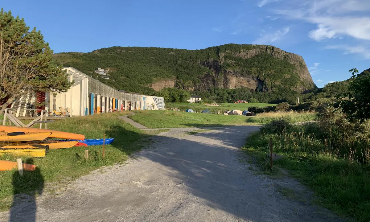 Hosnavik: {"base": "da", "no": "De ber\u00f8mte SUP-lugarene.", "se": "De ber\u00f6mda SUB-hytterna.", "en": "The famous SUB cabins.", "da": "De ber\u00f8mte SUB-lugarene."}