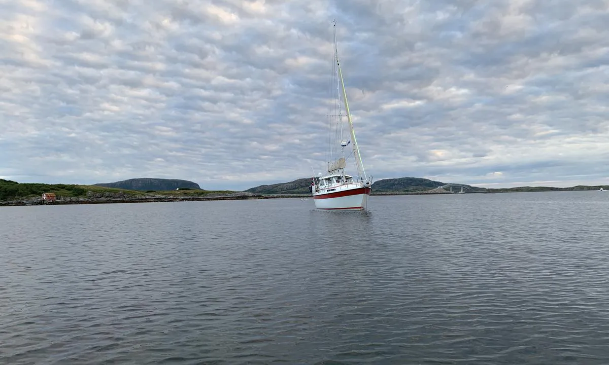 Hosnavik: {"base": "no", "no": "God plass \u00e5 svaie p\u00e5.", "se": "Gott om plats f\u00f6r att svaja.", "en": "Good space to swing at anchor.", "da": "God plads til at svaje."}
