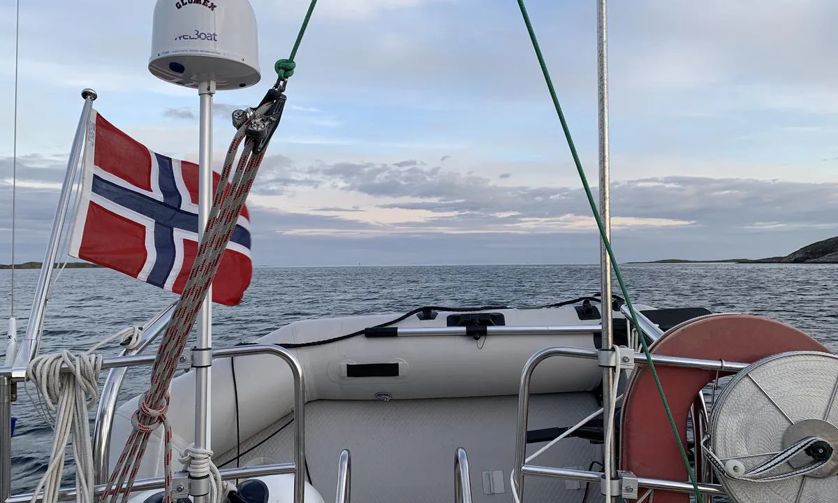 Hosnavik: {"base": "no", "no": "Vil nok ikke ligge her om det melder NW-kuling...", "se": "Vill nog inte ligga h\u00e4r om det meddelar NW-kuling...", "en": "Would probably not want to be here if there's a NW gale warning...", "da": "Vil nok ikke ligge her om det meldes NV-kuling..."}