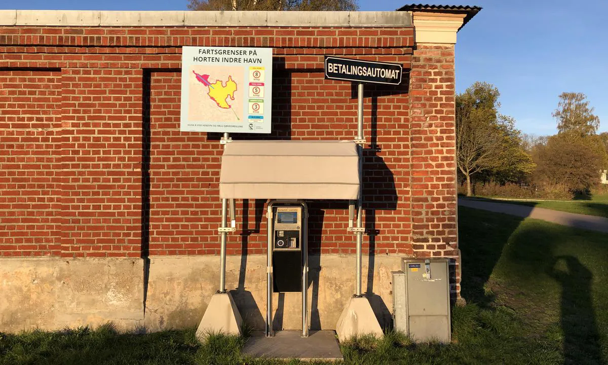 Sykehusbrygga: {"base": "no", "no": "Det er betalingsautomat rett innenfor bryggene.", "se": "Det finns en betalautomat precis innanf\u00f6r bryggorna.", "en": "There is a payment machine right inside the piers.", "da": "Der er betalingsautomat lige indenfor broerne."}