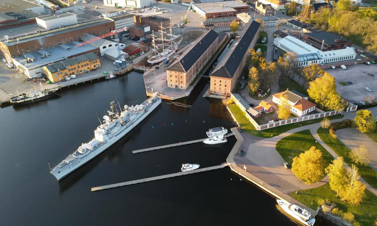 Sykehusbrygga: {"base": "no", "no": "Hospitalbrygga i Horten er omgitt av spennende milit\u00e6r historie. Det er gjesteplasser p\u00e5 begge utstikkerne og langs kaia p\u00e5 land", "se": "Hospitalbryggan i Horten \u00e4r omgiven av sp\u00e4nnande milit\u00e4r historia. Det finns g\u00e4stplatser p\u00e5 b\u00e5da utsticken och l\u00e4ngs kajen p\u00e5 land", "en": "Hospital Pier in Horten is surrounded by fascinating military history. There are guest berths on both piers and along the quay on land.", "da": "Hospitalbryggen i Horten er omgivet af sp\u00e6ndende milit\u00e6r historie. Der er g\u00e6stepladser p\u00e5 begge udbukkere og langs kajen p\u00e5 land."}