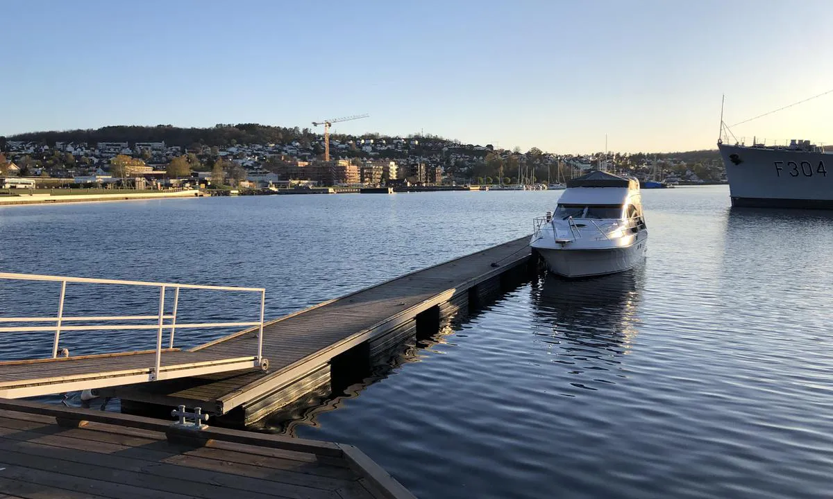 Sykehusbrygga: {"base": "no", "no": "En av flytebryggene p\u00e5 Hospitalbrygga i Horten", "se": "En av flytbryggorna p\u00e5 Hospitalbryggan i Horten", "en": "One of the floating docks at Hospital Pier in Horten", "da": "En af flydebroerne p\u00e5 Hospitalbryggen i Horten"}