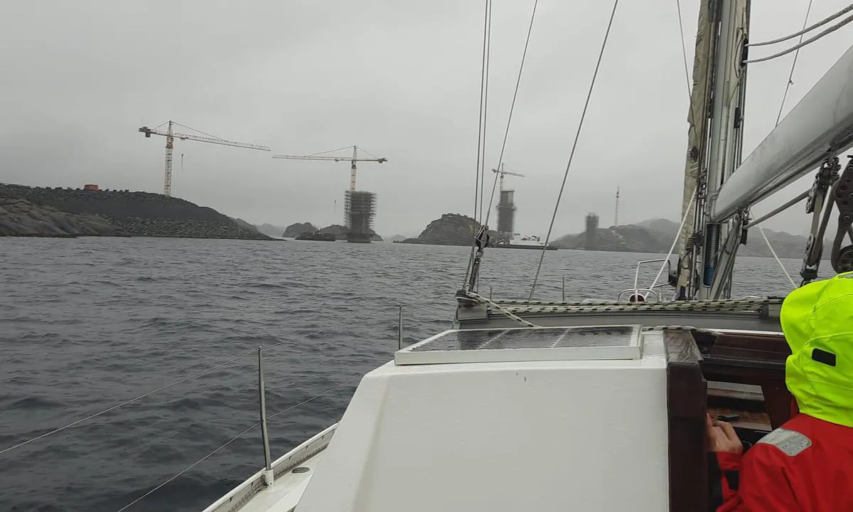 Hossvågen: {"base": "fr", "no": "Ankomst fra s\u00f8r", "se": "Sydlig infart", "en": "Approach from the south", "da": "Ankomst fra syd", "fr": "Approche par le sud", "de": "Ann\u00e4herung von S\u00fcden", "es": "Aproximaci\u00f3n desde el sur", "it": "Approccio da sud", "pt": "Aproxima\u00e7\u00e3o pelo sul", "nl": "Toegang vanuit het zuiden", "pl": "Podej\u015bcie od po\u0142udnia", "uk": "\u041f\u0456\u0434\u0445\u0456\u0434 \u0437 \u043f\u0456\u0432\u0434\u043d\u044f", "ro": "Apropiere dinspre sud", "tr": "G\u00fcneyden yakla\u015f\u0131m", "el": "\u03a0\u03c1\u03bf\u03c3\u03ad\u03b3\u03b3\u03b9\u03c3\u03b7 \u03b1\u03c0\u03cc \u03c4\u03bf \u03bd\u03cc\u03c4\u03bf", "cs": "P\u0159\u00edstup od jihu", "hu": "Megk\u00f6zel\u00edt\u00e9s d\u00e9lr\u0151l", "fi": "Etel\u00e4st\u00e4 l\u00e4hestyminen", "bg": "\u041f\u043e\u0434\u0445\u043e\u0434 \u043e\u0442 \u044e\u0433", "sr": "Prilaz sa juga", "et": "L\u00e4henege l\u00f5una poolt", "lv": "Piek\u013cuve no dienvidiem", "lt": "Prisiartinimas i\u0161 piet\u0173"}