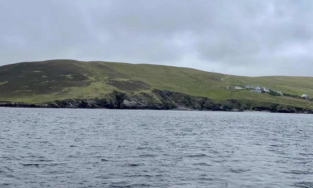 {"base": "en", "no": "Ness of Hoswick og de \u00abOld Man\u00b4s Stack\u00bb hvor vi fant god ly mot SW og NW bris. Godt feste p\u00e5 10 meter.", "se": "Ness of Hoswick och den \u00abGamla Mannens Sten\u00bb d\u00e4r vi fann gott skydd mot SW och NW bris. Bra f\u00e4ste vid 10 meter.", "en": "Ness of Hoswick and thre \u00abOld Man\u00b4s Stack\u00bb where we found good shelter against the SW and NW breeze. Good holding in 10 mtrs.", "da": "Ness of Hoswick og den \u00abGamle Mands Stabel\u00bb hvor vi fandt god beskyttelse mod SV og NV brise. Godt ankerhold i 10 meter."}