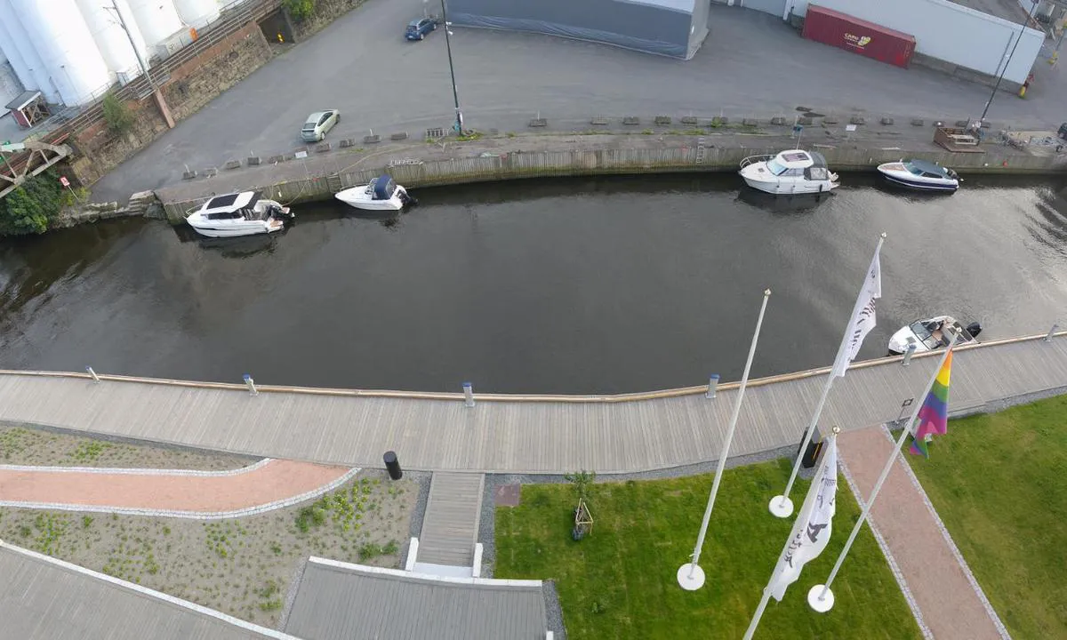 Hotel Riviera, Moss: {"base": "no", "no": "Det er ikke knekk p\u00e5 kaien, bildet tatt med panorama.", "se": "Det \u00e4r inget bryt p\u00e5 kajen, bilden tagen med panorama.", "en": "There is no bend on the quay, the picture was taken with panorama.", "da": "Der er ikke kn\u00e6k p\u00e5 kajen, billedet taget med panorama."}