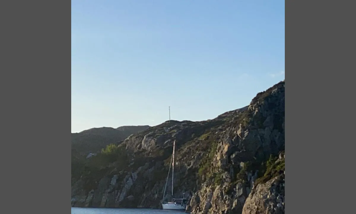 Hottvika: {"base": "no", "no": "Bilde tatt i fra s\u00f8r. Ligger inntil fjell. God dybde men urolig natt grunnet d\u00f8nninger fra s\u00f8r/s\u00f8rvest", "se": "Bild tagen fr\u00e5n s\u00f6der. Ligger intill berget. Bra djup men orolig natt p\u00e5 grund av dyningar fr\u00e5n s\u00f6der/sydv\u00e4st.", "en": "Picture taken from the south. Located next to the mountains. Good depth but restless night due to swells from the south/southwest", "da": "Billede taget fra syd. Ligger ved bjerg. God dybde men urolig nat grundet d\u00f8nninger fra syd/sydvest"}