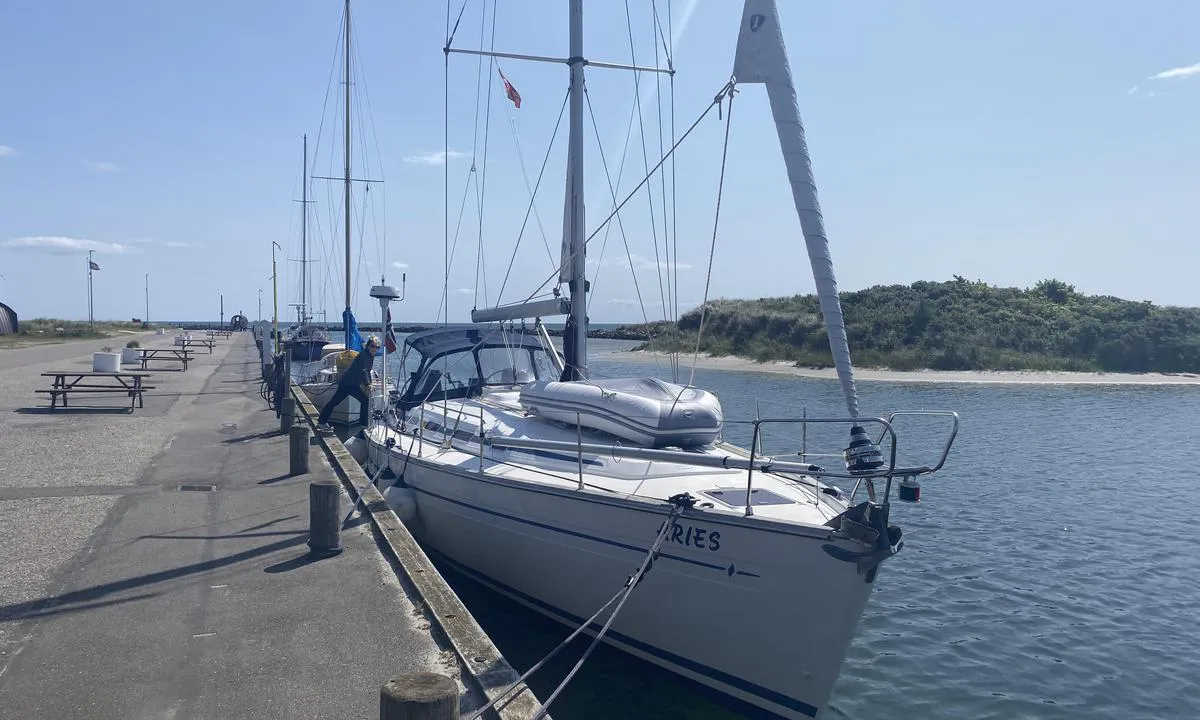 Hou Lystbådehavn - Ved Limfjorden: {"base": "no", "no": "Split og god kai.", "se": "Split och bra kaj.", "en": "Split and good quay.", "da": "Split og god kaj.", "fr": "Quai spacieux et en bon \u00e9tat.", "de": "Split und guter Kai.", "es": "Espacio bien distribuido y buen muelle.", "it": "Localit\u00e0 famosa e buon ormeggio.", "pt": "Cais dividido e bom.", "nl": "Gespleten en goede kade.", "pl": "Split i dobra przysta\u0144.", "uk": "\u041d\u0430\u0434\u0456\u0439\u043d\u0438\u0439 \u0456 \u0445\u043e\u0440\u043e\u0448\u0438\u0439 \u043f\u0440\u0438\u0447\u0430\u043b.", "ro": "Splumpy \u0219i chei bun\u0103.", "tr": "Split ve iyi bir r\u0131ht\u0131m.", "el": "\u039a\u03b1\u03b8\u03b1\u03c1\u03b9\u03c3\u03bc\u03ad\u03bd\u03b7 \u03ba\u03b1\u03b9 \u03ba\u03b1\u03bb\u03ae \u03b1\u03c0\u03bf\u03b2\u03ac\u03b8\u03c1\u03b1.", "cs": "Rozd\u011blte se a m\u011bjte pevn\u00e9 molo.", "hu": "Osztott \u00e9s j\u00f3 m\u00f3l\u00f3.", "fi": "Split ja hyv\u00e4 laituri.", "bg": "\u0420\u0430\u0437\u043a\u043b\u043e\u043d\u0435\u043d\u0430 \u0438 \u0434\u043e\u0431\u0440\u0435 \u0438\u0437\u0433\u0440\u0430\u0434\u0435\u043d\u0430 \u043a\u0435\u0439.", "sr": "\u0421\u043e\u043b\u0438\u0434\u043d\u0430 \u0438 \u0434\u043e\u0431\u0440\u0430 \u043b\u0443\u043a\u0430.", "et": "Split ja hea kai.", "lv": "Labi apr\u012bkota un laba piest\u0101tne.", "lt": "Splitas ir gera prieplauka."}