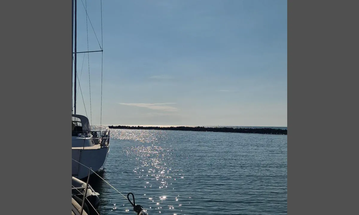 Hou Lystbådehavn - Ved Limfjorden: {"base": "no", "no": "Flott langside plass innl\u00f8pet, gikk greit \u00e5 snu inne i havnen", "se": "Fin l\u00e5ngsidesplats vid inloppet, det gick bra att v\u00e4nda inne i hamnen", "en": "Great alongside space at the entrance, it was easy to turn inside the harbour", "da": "Flot langside plads ved indl\u00f8bet, gik fint at vende inde i havnen", "fr": "Bel espace le long du quai \u00e0 l'entr\u00e9e, facile de faire demi-tour \u00e0 l'int\u00e9rieur du port", "de": "Sch\u00f6ner L\u00e4ngsseitsliegeplatz an der Einfahrt, das Wenden im Hafen war problemlos", "es": "Excelente espacio de amarre lateral en la entrada, fue f\u00e1cil girar dentro del puerto.", "it": "Bel posto lungo il molo d\u2019ingresso, facile girare all'interno del porto", "pt": "Localiza\u00e7\u00e3o de lado longo excelente na entrada, foi f\u00e1cil manobrar dentro do porto", "nl": "Mooie lange aanlegplaats bij de ingang, het ging soepel om te draaien in de haven", "pl": "Wspania\u0142e miejsce przy kei wzd\u0142u\u017c wej\u015bcia, \u0142atwo by\u0142o zawr\u00f3ci\u0107 wewn\u0105trz portu", "uk": "\u0413\u0430\u0440\u043d\u0435 \u0431\u0456\u0447\u043d\u0435 \u043c\u0456\u0441\u0446\u0435 \u043d\u0430 \u0432\u0445\u043e\u0434\u0456, \u0431\u0443\u043b\u043e \u043b\u0435\u0433\u043a\u043e \u0440\u043e\u0437\u0432\u0435\u0440\u043d\u0443\u0442\u0438\u0441\u044f \u0432\u0441\u0435\u0440\u0435\u0434\u0438\u043d\u0456 \u0433\u0430\u0432\u0430\u043d\u0456", "ro": "Loc excelent de acostare pe lateral la intrare, a fost u\u0219or de \u00eentors \u00een port", "tr": "G\u00fczel uzun yan taraf yeri giri\u015fi, liman\u0131n i\u00e7inde d\u00f6nmek kolay oldu", "el": "\u03a5\u03c0\u03ad\u03c1\u03bf\u03c7\u03b7 \u03c0\u03bb\u03b1\u03ca\u03bd\u03ae \u03b8\u03ad\u03c3\u03b7 \u03c3\u03c4\u03b7\u03bd \u03b5\u03af\u03c3\u03bf\u03b4\u03bf, \u03bc\u03c0\u03bf\u03c1\u03bf\u03cd\u03c3\u03b5 \u03bd\u03b1 \u03b3\u03af\u03bd\u03b5\u03b9 \u03b1\u03bd\u03b1\u03c3\u03c4\u03c1\u03bf\u03c6\u03ae \u03bc\u03ad\u03c3\u03b1 \u03c3\u03c4\u03bf \u03bb\u03b9\u03bc\u03ac\u03bd\u03b9", "cs": "<p>Skv\u011bl\u00e9 m\u00edsto po d\u00e9lce p\u0159i vjezdu, snadn\u00e9 man\u00e9vrov\u00e1n\u00ed v p\u0159\u00edstavu.</p>", "hu": "Sz\u00e9p hosszanti hely a bej\u00e1ratn\u00e1l, j\u00f3l meg lehet fordulni a kik\u00f6t\u0151ben", "fi": "Hieno pitk\u00e4 sivu sis\u00e4\u00e4nk\u00e4ynnill\u00e4, satamassa k\u00e4\u00e4ntyminen sujui hyvin", "bg": "\u0427\u0443\u0434\u0435\u0441\u043d\u043e \u043c\u044f\u0441\u0442\u043e \u043f\u043e \u0434\u044a\u043b\u0436\u0438\u043d\u0430\u0442\u0430 \u043d\u0430 \u0432\u0445\u043e\u0434\u0430, \u043b\u0435\u0441\u043d\u043e \u0435 \u0434\u0430 \u0441\u0435 \u043e\u0431\u044a\u0440\u043d\u0435 \u0432\u044a\u0442\u0440\u0435 \u0432 \u043f\u0440\u0438\u0441\u0442\u0430\u043d\u0438\u0449\u0435\u0442\u043e", "sr": "Odli\u010dan prostor uzdu\u017e du\u017e ulaza, lako se okrenuti unutar luke", "et": "Hea kai sisses\u00f5idu juures, sadamas sees p\u00f6\u00f6ramine sujus h\u00e4sti", "lv": "Lieliska vieta gar s\u0101niem ieej\u0101, viegli apgriezties ost\u0101 iek\u0161\u0101", "lt": "Puiki \u0161oninio prisi\u0161vartavimo vieta \u012fplaukos zonoje, uoste apsisukti pavyko lengvai"}