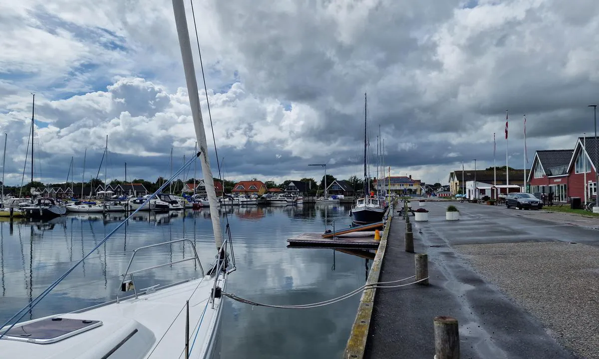 Hou Lystbådehavn - Ved Limfjorden: Toalett, dusj og servicebygg. Hele kaien forbeholdt gjester.