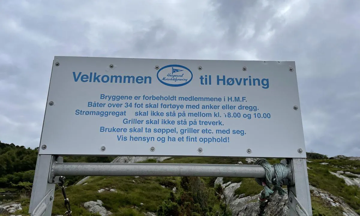 Høvring: {"base": "no", "no": "Beskrivelse av bryggene.", "se": "Beskrivning av bryggorna.", "en": "Description of the docks.", "da": "Beskrivelse af molerne."}