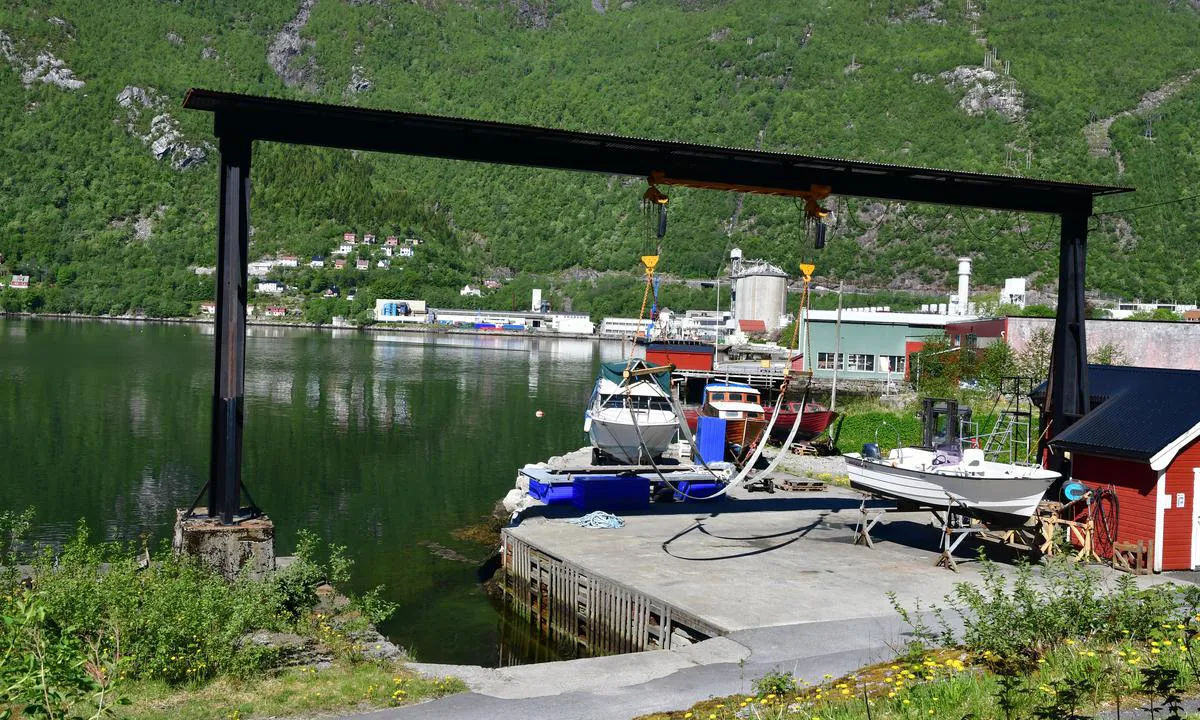 Høyanger Båtforening: New serviced crane