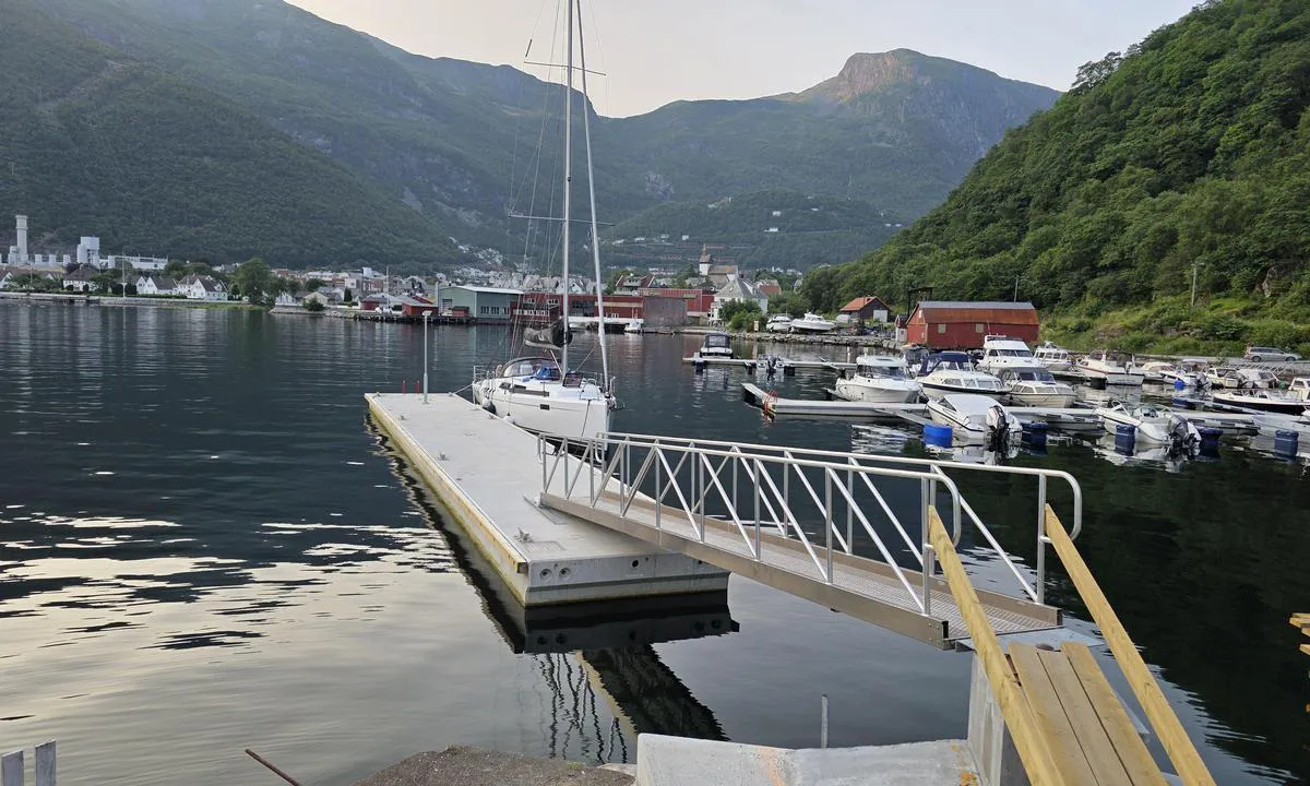 Høyanger Båtforening: {"base": "no", "no": "Ny flytebrygge juli 2026 (forel\u00f8pig uten str\u00f8m og vann)", "se": "Ny flytbrygga juli 2026 (f\u00f6r n\u00e4rvarande utan el och vatten)", "en": "New floating dock July 2026 (currently without power and water)", "da": "Ny flydebro juli 2026 (forel\u00f8big uden str\u00f8m og vand)", "fr": "Nouvelle jet\u00e9e flottante juillet 2026 (provisoirement sans \u00e9lectricit\u00e9 ni eau)", "de": "Neue Schwimmsteganlage Juli 2026 (vorerst ohne Strom und Wasser)", "es": "Nuevo muelle flotante julio de 2026 (por el momento sin electricidad ni agua)", "it": "Nuovo pontile galleggiante luglio 2026 (provvisoriamente senza elettricit\u00e0 e acqua)", "pt": "Novo cais flutuante julho de 2026 (provisoriamente sem eletricidade e \u00e1gua)", "nl": "Nieuwe drijvende steiger juli 2026 (voorlopig zonder elektriciteit en water)", "pl": "Nowy pomost p\u0142ywaj\u0105cy lipiec 2026 (na razie bez pr\u0105du i wody)", "uk": "\u041d\u043e\u0432\u0430 \u043f\u043b\u0430\u0432\u0443\u0447\u0430 \u043f\u0440\u0438\u0441\u0442\u0430\u043d\u044c \u043b\u0438\u043f\u0435\u043d\u044c 2026 (\u043f\u043e\u043a\u0438 \u0449\u043e \u0431\u0435\u0437 \u0435\u043b\u0435\u043a\u0442\u0440\u0438\u043a\u0438 \u0442\u0430 \u0432\u043e\u0434\u0438)", "ro": "Nou ponton plutitor, iulie 2026 (deocamdat\u0103 f\u0103r\u0103 electricitate \u0219i ap\u0103)", "tr": "Temmuz 2026\u2019da yeni y\u00fczer iskele (\u015fimdilik elektriksiz ve susuz)", "el": "\u039d\u03ad\u03b1 \u03c0\u03bb\u03c9\u03c4\u03ae \u03c0\u03c1\u03bf\u03b2\u03bb\u03ae\u03c4\u03b1 \u0399\u03bf\u03cd\u03bb\u03b9\u03bf\u03c2 2026 (\u03c0\u03c1\u03bf\u03c3\u03c9\u03c1\u03b9\u03bd\u03ac \u03c7\u03c9\u03c1\u03af\u03c2 \u03c1\u03b5\u03cd\u03bc\u03b1 \u03ba\u03b1\u03b9 \u03bd\u03b5\u03c1\u03cc)", "cs": "Nov\u00e9 plovouc\u00ed molo \u010dervenec 2026 (zat\u00edm bez elekt\u0159iny a vody)", "hu": "\u00daj \u00fasz\u00f3m\u00f3l\u00f3 2026 j\u00falius\u00e1ban (ideiglenesen \u00e1ram \u00e9s v\u00edz n\u00e9lk\u00fcl)", "fi": "Uusi kelluva laituri hein\u00e4kuu 2026 (toistaiseksi ilman s\u00e4hk\u00f6\u00e4 ja vett\u00e4)", "bg": "\u041d\u043e\u0432 \u043f\u043b\u0430\u0432\u0430\u0449 \u043a\u0435\u0439 \u044e\u043b\u0438 2026 (\u0432\u0440\u0435\u043c\u0435\u043d\u043d\u043e \u0431\u0435\u0437 \u0442\u043e\u043a \u0438 \u0432\u043e\u0434\u0430)", "sr": "Novi plutaju\u0107i dok jul 2026 (jo\u0161 uvek bez struje i vode)", "et": "Uus ujuvkai juuli 2026 (ajutiselt ilma elektri ja veeta)", "lv": "Jauns peldo\u0161ais pontons 2026. gada j\u016blij\u0101 (pagaid\u0101m bez elektr\u012bbas un \u016bdens)", "lt": "Naujas plaukiojantis prieplauka 2026 m. liepa (kol kas be elektros ir vandens)"}