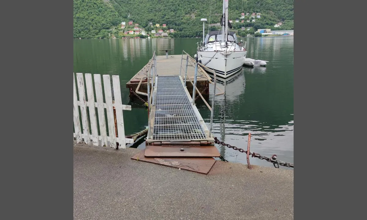 Høyanger Båtforening: {"base": "no", "no": "Det er plass til 1 st\u00f8rre eller 2 mindre b\u00e5ter p\u00e5 innsiden av b\u00f8lgedemper. Anlegget er slitt og trenger fornyelse.", "se": "Det \u00e4r plats f\u00f6r 1 st\u00f6rre eller 2 mindre b\u00e5tar p\u00e5 insidan av v\u00e5gbrytaren. Anl\u00e4ggningen \u00e4r sliten och beh\u00f6ver f\u00f6rnyas.", "en": "There is space for 1 larger or 2 smaller boats on the inside of the wave barrier. The facility is worn and needs renewal.", "da": "Der er plads til 1 st\u00f8rre eller 2 mindre b\u00e5de p\u00e5 indersiden af b\u00f8lgebryderen. Anl\u00e6gget er slidt og tr\u00e6nger til fornyelse."}
