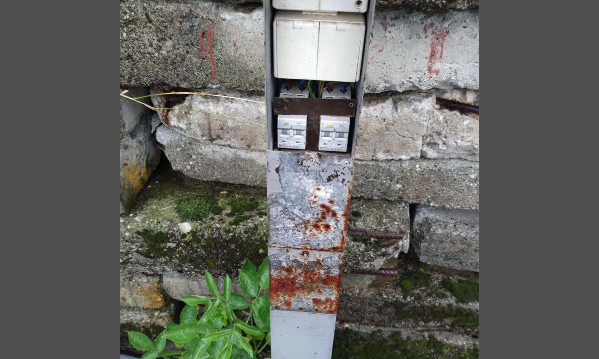 Høyanger Båtforening: {"base": "no", "no": "Kun Schuko er tilgjengelig ved b\u00f8lgedemper. Man trenger lang kabel for \u00e5 n\u00e5 bort.", "se": "Endast Schuko \u00e4r tillg\u00e4ngligt vid v\u00e5gd\u00e4mpare. Man beh\u00f6ver en l\u00e5ng kabel f\u00f6r att n\u00e5 fram.", "en": "Only Schuko is available at the wave breaker. A long cable is needed to reach.", "da": "Kun Schuko er tilg\u00e6ngelig ved b\u00f8lgebryderen. Man har brug for et langt kabel for at n\u00e5 derhen."}