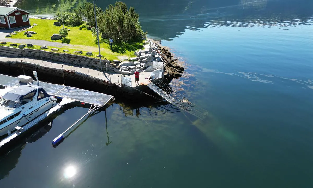 Høyanger Båtforening: The storm "Ingunn" sunk the guest jetty.  It is now (may 2024) under water. Hopefully it will float again, but there is set no time when it will happen.  So by now, no guest harbour in Hæyanger