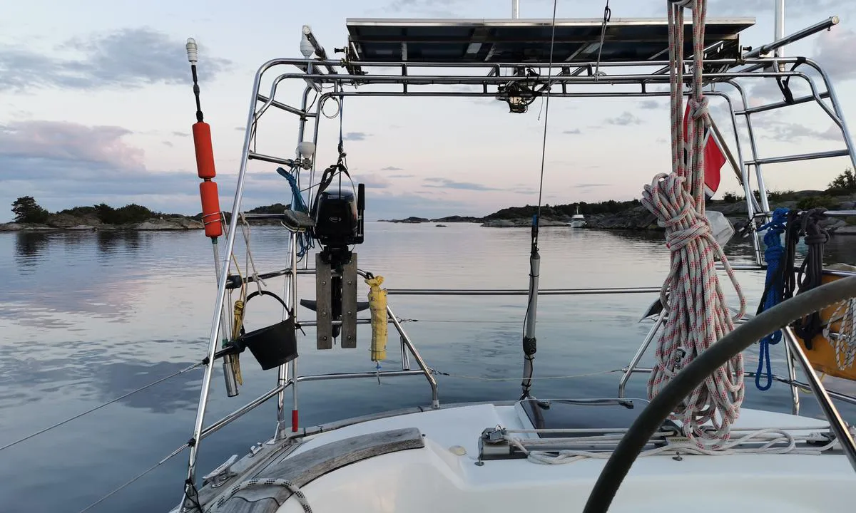 Hui - Eneboeren: {"base": "no", "no": "Sett sydover fra ankringsplassen. 11 b\u00e5ter p\u00e5 svai n\u00e5r bildet ble tatt. Like mange p\u00e5 Geitungholmen og holmene i syd.", "se": "St\u00e4ll s\u00f6derut fr\u00e5n ankringsplatsen. 11 b\u00e5tar p\u00e5 svaj n\u00e4r bilden togs. Lika m\u00e5nga p\u00e5 Geitungholmen och holmarna i s\u00f6der.", "en": "Head south from the anchorage. 11 boats were moored when the photo was taken. As many on Geitungholmen and the islets to the south.", "da": "S\u00e6t sydp\u00e5 fra ankerpladsen. 11 b\u00e5de p\u00e5 svaj da billedet blev taget. Lige s\u00e5 mange p\u00e5 Geddeholm og holmene i syd."}