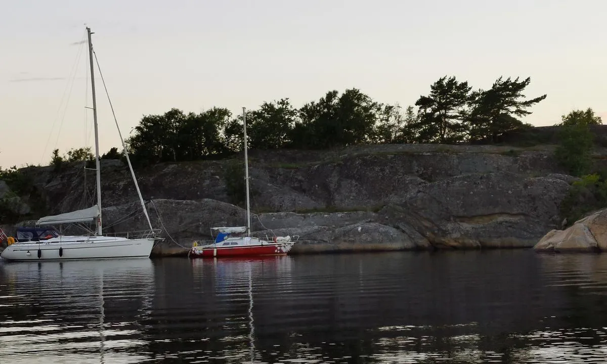 Hui - Eneboeren: Et av få steder på Geitungholmen hvor en seilbåt kan ligge longside.