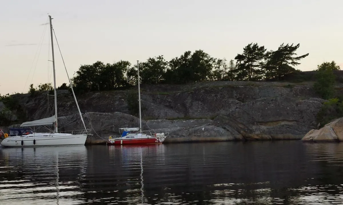 Hui - Eneboeren: {"base": "no", "no": "Et av f\u00e5 steder p\u00e5 Geitungholmen hvor en seilb\u00e5t kan ligge longside.", "se": "Ett av f\u00e5 st\u00e4llen p\u00e5 Geitungholmen d\u00e4r en segelb\u00e5t kan ligga l\u00e5ngsides.", "en": "One of the few places on Geitungholmen where a sailboat can lie alongside.", "da": "Et af f\u00e5 steder p\u00e5 Geitungholmen hvor en sejlb\u00e5d kan ligge langskibs."}