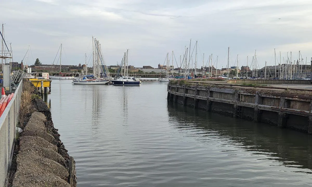 Humber Cruising Association - Grimsby: {"base": "no", "no": "Bildet viser inn i innerste bassrng. Hvor marinaen er.", "se": "Bilden visar in i innersta bass\u00e4ngen. D\u00e4r marinabass\u00e4ng \u00e4r.", "en": "The picture shows the view into the innermost basin, where the marina is.", "da": "Billedet viser ind i inderste bassin. Hvor marinaen er.", "fr": "L'image montre l'int\u00e9rieur du bassin le plus int\u00e9rieur, o\u00f9 se trouve la marina.", "de": "Das Bild zeigt ins innerste Becken, wo die Marina ist.", "es": "La imagen muestra el interior del muelle m\u00e1s interior. Donde est\u00e1 la marina.", "it": "L'immagine mostra l'interno del bacino pi\u00f9 interno, dove si trova il porto turistico.", "pt": "A imagem mostra a parte mais interna do porto. Onde fica a marina.", "nl": "De afbeelding toont het binnenste bassin. Waar de jachthaven zich bevindt.", "pl": "Zdj\u0119cie pokazuje wej\u015bcie do najg\u0142\u0119bszej cz\u0119\u015bci basenu. Gdzie znajduje si\u0119 marina.", "uk": "\u0417\u043e\u0431\u0440\u0430\u0436\u0435\u043d\u043d\u044f \u043f\u043e\u043a\u0430\u0437\u0443\u0454 \u0432\u043d\u0443\u0442\u0440\u0456\u0448\u043d\u044e \u0447\u0430\u0441\u0442\u0438\u043d\u0443 \u0431\u0430\u0441\u0435\u0439\u043d\u0443. \u0414\u0435 \u0437\u043d\u0430\u0445\u043e\u0434\u0438\u0442\u044c\u0441\u044f \u043c\u0430\u0440\u0438\u043d\u0430.", "ro": "Imaginea arat\u0103 \u00een cel\u0103lalt bazin cel mai interior. Unde este marina.", "tr": "G\u00f6r\u00fcnt\u00fc en i\u00e7teki havzaya bakmaktad\u0131r. Marinay\u0131 i\u00e7erir.", "el": "\u0397 \u03b5\u03b9\u03ba\u03cc\u03bd\u03b1 \u03b4\u03b5\u03af\u03c7\u03bd\u03b5\u03b9 \u03c0\u03c1\u03bf\u03c2 \u03c4\u03bf \u03b5\u03c3\u03c9\u03c4\u03b5\u03c1\u03b9\u03ba\u03cc \u03bb\u03b9\u03bc\u03ac\u03bd\u03b9, \u03cc\u03c0\u03bf\u03c5 \u03b2\u03c1\u03af\u03c3\u03ba\u03b5\u03c4\u03b1\u03b9 \u03b7 \u03bc\u03b1\u03c1\u03af\u03bd\u03b1.", "cs": "Obr\u00e1zek ukazuje vnit\u0159n\u00ed baz\u00e9n. Kde je marina.", "hu": "A k\u00e9p a legbels\u0151 medenc\u00e9be ad betekint\u00e9st. Ahol a kik\u00f6t\u0151 van.", "fi": "Kuva n\u00e4ytt\u00e4\u00e4 sisemp\u00e4\u00e4n altaaseen, jossa on venesatama.", "bg": "\u0418\u0437\u043e\u0431\u0440\u0430\u0436\u0435\u043d\u0438\u0435\u0442\u043e \u043f\u043e\u043a\u0430\u0437\u0432\u0430 \u0432\u044a\u0442\u0440\u0435\u0448\u043d\u0438\u044f \u0431\u0430\u0441\u0435\u0439\u043d, \u043a\u044a\u0434\u0435\u0442\u043e \u0441\u0435 \u043d\u0430\u043c\u0438\u0440\u0430 \u043f\u0440\u0438\u0441\u0442\u0430\u043d\u0438\u0449\u0435\u0442\u043e.", "sr": "Slika prikazuje ulaz u najunutra\u0161njiji bazen. Gde je marina.", "et": "Pilt n\u00e4itab sisemist basseini, kus asub jahtklubi.", "lv": "Att\u0113ls par\u0101da iek\u0161\u0113jo baseinu, kur atrodas jahtu piest\u0101tne.", "lt": "Paveiksl\u0117lyje parodyta vidin\u0117 baseino dalis. Kur yra marin\u0117."}