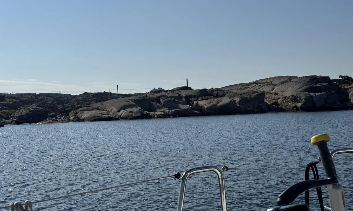 Hummerbågen: {"base": "no", "no": "Bilde inn mot kriken der man fort\u00f8yer med kiler og hekkanker", "se": "Bild in mot kyrkan d\u00e4r man f\u00f6rt\u00f6jer med kilar och akterankare", "en": "Picture towards the church where you moor with wedges and stern anchor", "da": "Billede ind mod kirken hvor man fort\u00f8jer med kiler og h\u00e6kanker", "fr": "Image vers l'\u00e9glise o\u00f9 l'on s'amarre avec des coins et une ancre de poupe", "de": "Bild hinein zum Kai, wo man mit Keilen und Heckanker vert\u00e4ut", "es": "Imagen hacia la iglesia donde se amarra con cu\u00f1as y ancla de popa", "it": "Immagine verso la chiesa dove si ormeggia con cunei e ancora di poppa", "pt": "Imagem em dire\u00e7\u00e3o ao ancoradouro onde se amarra com cal\u00e7os e \u00e2ncora de popa", "nl": "Afbeelding richting de kerk waar men aanlegt met wiggen en hekkenanker", "pl": "Zdj\u0119cie w kierunku ko\u015bcio\u0142a, gdzie cumuje si\u0119 za pomoc\u0105 klin\u00f3w i kotwicy rufowej", "uk": "\u0417\u043e\u0431\u0440\u0430\u0436\u0435\u043d\u043d\u044f \u0443 \u043d\u0430\u043f\u0440\u044f\u043c\u043a\u0443 \u0434\u043e \u0431\u0443\u0445\u0442\u0438, \u0434\u0435 \u0448\u0432\u0430\u0440\u0442\u0443\u044e\u0442\u044c\u0441\u044f \u0437\u0430 \u0434\u043e\u043f\u043e\u043c\u043e\u0433\u043e\u044e \u043a\u043b\u0438\u043d\u0456\u0432 \u0456 \u043a\u043e\u0440\u043c\u043e\u0432\u043e\u0433\u043e \u044f\u043a\u043e\u0440\u044f", "ro": "Imagine dinspre biseric\u0103 unde se acosteaz\u0103 cu pene \u0219i ancor\u0103 de pupa", "tr": "Kiline ve k\u0131\u00e7 demiri ile ba\u011fland\u0131\u011f\u0131n\u0131z kilise y\u00f6n\u00fcne <i>bak\u0131\u015f</i>", "el": "\u0395\u03b9\u03ba\u03cc\u03bd\u03b1 \u03c0\u03c1\u03bf\u03c2 \u03c4\u03b7\u03bd \u03b5\u03ba\u03ba\u03bb\u03b7\u03c3\u03af\u03b1 \u03cc\u03c0\u03bf\u03c5 \u03bf\u03b9 \u03bd\u03b1\u03c5\u03c4\u03b9\u03ba\u03bf\u03af \u03b4\u03ad\u03bd\u03bf\u03c5\u03bd \u03bc\u03b5 \u03c3\u03c6\u03ae\u03bd\u03b5\u03c2 \u03ba\u03b1\u03b9 \u03c0\u03c1\u03cd\u03bc\u03bd\u03b7 \u03ac\u03b3\u03ba\u03c5\u03c1\u03b1", "cs": "Obr\u00e1zek sm\u011brem k p\u0159\u00edstavu, kde se kotv\u00ed pomoc\u00ed kl\u00edn\u016f a z\u00e1\u010fov\u00e9ho kotvy", "hu": "<img src='inn_mot_kriken_der_man_fortoeyer_med_kiler_og_hekkanker' alt='K\u00e9p a kik\u00f6t\u0151r\u0151l, ahol c\u00f6l\u00f6p\u00f6kkel \u00e9s h\u00e1ts\u00f3 horgonyokkal lehet kik\u00f6tni.' />", "fi": "Kuva kirkolle p\u00e4in, miss\u00e4 kiinnityt\u00e4\u00e4n kiiloilla ja per\u00e4ankkurilla", "bg": "\u0418\u0437\u0433\u043b\u0435\u0434 \u043a\u044a\u043c \u0437\u0430\u043b\u0438\u0432\u0430, \u043a\u044a\u0434\u0435\u0442\u043e \u0441\u0435 \u0448\u0432\u0430\u0440\u0442\u043e\u0432\u0430 \u0441 \u043a\u043b\u0438\u043d\u043e\u0432\u0435 \u0438 \u043a\u044a\u0440\u043c\u043e\u0432\u0438 \u043a\u043e\u0442\u0432\u0438", "sr": "Slika ka crkvi gde se privezujete klinovima i krmenim sidrom", "et": "Pilt kiriku suunas, kus kinnitatakse kiiludega ja ahtriankruga", "lv": "Att\u0113ls pret bazn\u012bcu, kur piest\u0101j ar \u0137\u012b\u013ciem un paka\u013cgala enkuru", "lt": "Vaizdas \u012f \u012flank\u0105, kur \u0161vartuojama su plei\u0161tais ir galiniu inkaru"}
