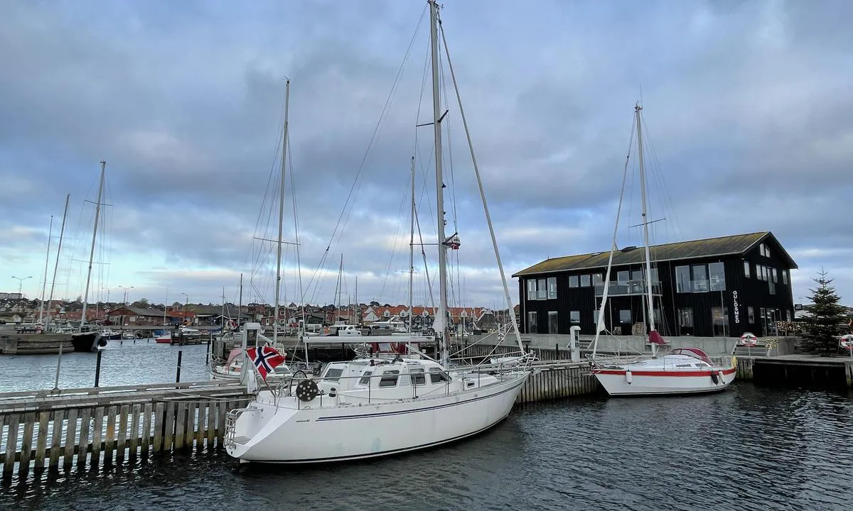 Hundested Havn: Havnekontor og betalingsterminal på baksiden av det brune bygget