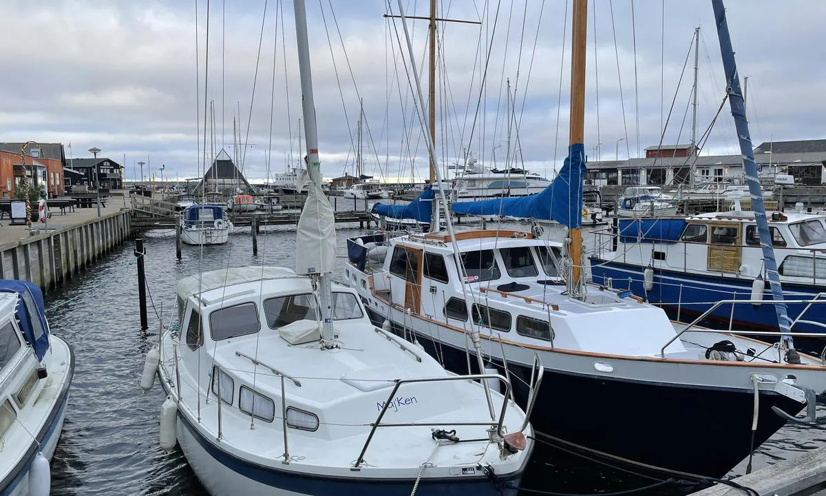 Hundested Havn: Motorseilere og dekkshusbåter er det masse av i Danmark.
