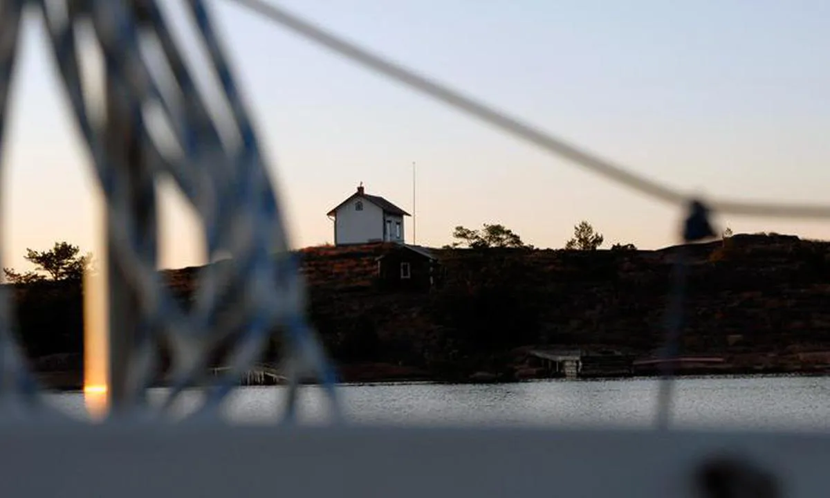 Hundklobben: {"base": "en", "no": "\u00d8ya og hytta er private.", "se": "\u00d6n och stugan \u00e4r privata.", "en": "The island and the hut are private.", "da": "\u00d8en og hytten er private.", "fr": "L'\u00eele et la cabane sont priv\u00e9es.", "de": "Die Insel und die H\u00fctte sind privat.", "es": "La isla y la caba\u00f1a son privadas.", "it": "L'isola e la capanna sono private.", "pt": "A ilha e a cabana s\u00e3o privadas.", "nl": "Het eiland en de hut zijn priv\u00e9.", "pl": "Wyspa i chatka s\u0105 prywatne.", "uk": "\u041e\u0441\u0442\u0440\u0456\u0432 \u0456 \u0445\u0438\u0436\u0430 \u0454 \u043f\u0440\u0438\u0432\u0430\u0442\u043d\u043e\u044e \u0432\u043b\u0430\u0441\u043d\u0456\u0441\u0442\u044e.", "ro": "Insula \u0219i coliba sunt private.", "tr": "Ada ve kul\u00fcbe \u00f6zeldir.", "el": "\u03a4\u03bf \u03bd\u03b7\u03c3\u03af \u03ba\u03b1\u03b9 \u03b7 \u03ba\u03b1\u03bb\u03cd\u03b2\u03b1 \u03b5\u03af\u03bd\u03b1\u03b9 \u03b9\u03b4\u03b9\u03c9\u03c4\u03b9\u03ba\u03ac.", "cs": "Ostrov a chatka jsou soukrom\u00e9.", "hu": "A sziget \u00e9s a kunyh\u00f3 mag\u00e1ntulajdon.", "fi": "Saari ja m\u00f6kki ovat yksityisi\u00e4.", "bg": "\u041e\u0441\u0442\u0440\u043e\u0432\u044a\u0442 \u0438 \u043a\u044a\u0449\u0430\u0442\u0430 \u0441\u0430 \u0447\u0430\u0441\u0442\u043d\u0438.", "sr": "Ostrvo i koliba su privatni.", "et": "Saare jaonn ning onn kuuluvad eravaldusesse.", "lv": "Sala un b\u016bda ir priv\u0101ta.", "lt": "Sala ir trobel\u0117 yra privat\u016bs."}