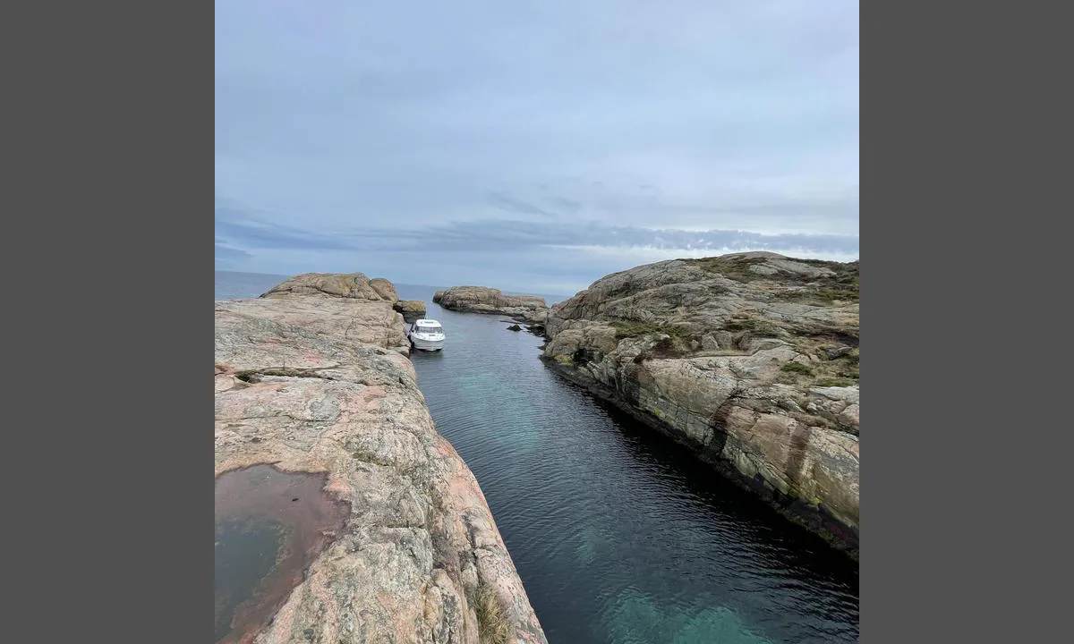 Hundsøy - Store Hummerholmen: {"base": "no", "no": "\u00abSmalsundet\u00bb - mot syd", "se": "\u00abSmalsundet\u00bb - mot s\u00f6der", "en": "\"Smalsundet\" - towards south", "da": "\u00abSmalsundet\u00bb - mod syd"}