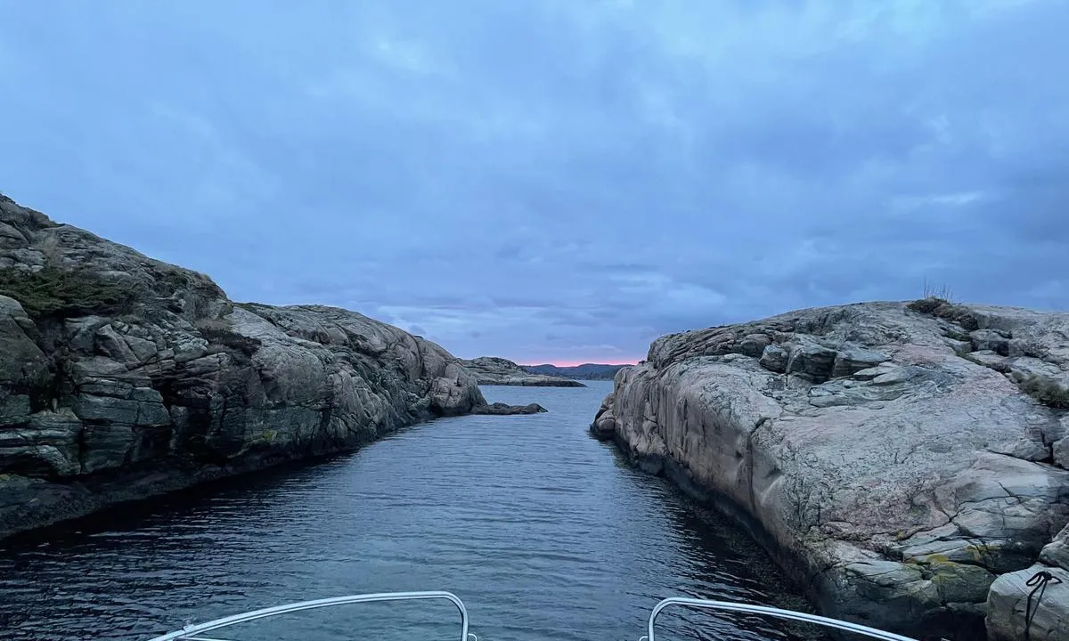 Hundsøy - Store Hummerholmen: {"base": "no", "no": "\u00abSmalsundet\u00bb - mot nord.", "se": "\u00abSmal sundet\u00bb - mot norr.", "en": "The \"Smalsundet\" passage - heading north.", "da": "\u00abSmalsundet\u00bb - mod nord."}