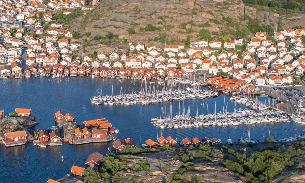 {"base": "en", "no": "Flyfoto av Hunnebostrand. Presentert i samarbeid med fotoflyg.se. Du kan bestille dette som et innrammet trykk p\u00e5 deres nettside (lenke nedenfor). Bruk koden \"harbourmaps\" for \u00e5 f\u00e5 10% rabatt", "se": "Flygfoto av Hunnebostrand. Presenteras i samarbete med fotoflyg.se. Du kan best\u00e4lla detta som en inramad utskrift p\u00e5 deras webbplats (l\u00e4nk nedan). Anv\u00e4nd koden \"harbourmaps\" f\u00f6r att f\u00e5 10% rabatt", "en": "Aerial photo of Hunnebostrand. Presented in cooperation with fotoflyg.se. You can order this as a framed print on their website (link below). Use code \"harbourmaps\" to get a 10% rebate", "da": "Luftfoto af Hunnebostrand. Pr\u00e6senteret i samarbejde med fotoflyg.se. Du kan bestille dette som et indrammet print p\u00e5 deres hjemmeside (link nedenfor). Brug koden \"harbourmaps\" for at f\u00e5 10% rabat."}