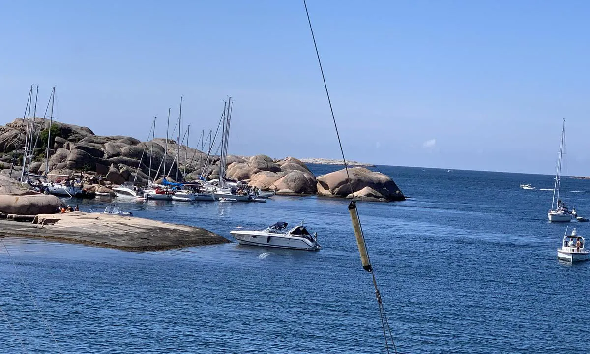 Yttre Huö: {"base": "no", "no": "Seilb\u00e5tene p\u00e5 dette bildet - like innenfor innseilingen fra vest har god dybde inn til land og kan fort\u00f8ye i bolter. Rett til venstre p\u00e5 bildet (skjult av odden) ligger det en liten Strand og innenfor den er det utedo.", "se": "Segelb\u00e5tarna p\u00e5 denna bild - precis innanf\u00f6r inseglingen fr\u00e5n v\u00e4st har bra djup in till land och kan f\u00f6rt\u00f6ja vid bultar. Direkt till v\u00e4nster p\u00e5 bilden (dolt av udden) ligger en liten strand och innanf\u00f6r den finns det ett utedass.", "en": "The sailboats in this picture - just inside the approach from the west have good depth up to the shore and can moor to bolts. Directly to the left in the picture (hidden by the point) there is a small beach and behind it there is an outhouse.", "da": "Sejlb\u00e5dene p\u00e5 dette billede - lige inden for indsejlingen fra vest har god dybde ind til land og kan fort\u00f8je i bolte. Til venstre p\u00e5 billedet (skjult af odden) ligger der en lille strand og inden for den er der udetoilet."}