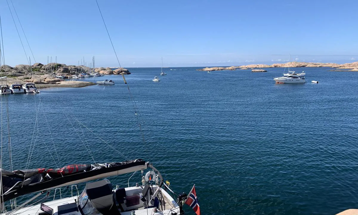 Inre Huö - Susund: {"base": "no", "no": "Ut i bassenget. Her er svaidybden 10-15m - s\u00e5 man b\u00f8r ha litt kjetting/Line \u00e5 g\u00e5 p\u00e5.", "se": "Ut i bass\u00e4ngen. H\u00e4r \u00e4r svajdjupet 10-15m - s\u00e5 man b\u00f6r ha lite k\u00e4tting/linje att g\u00e5 p\u00e5.", "en": "Out in the basin. Here the mooring depth is 10-15m - so you should have some chain/line to work with.", "da": "Ud i bassinet. Her er svajedybden 10-15m - s\u00e5 man b\u00f8r have lidt k\u00e6de/line at g\u00e5 p\u00e5."}