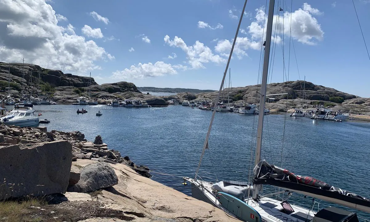 {"base": "no", "no": "Sett fra flatholmen og inn p\u00e5 den indre viken. Der varierer dybden mot land en god del - s\u00e5 kikk n\u00f8ye f\u00f8r du g\u00e5r inn med seilb\u00e5t. \r\nLongside plassen i forgrunnen ligger der Flatholmen har et 1,5m vertikalt dropp - f\u00f8r og etter ligger det kampesteiner. Det sitter en \u00abpermanent kile\u00bb midt p\u00e5 Longside plassen som er god \u00e5 ha n\u00e5r man g\u00e5r inn - men du m\u00e5 sl\u00e5 i egne for \u00e5 fort\u00f8ye ordentlig. NB! H\u00f8ye fendere midtskips!.", "se": "Sedd fr\u00e5n Flatholmen och in p\u00e5 den inre viken. Djupet mot land varierar en hel del - s\u00e5 titta noga innan du g\u00e5r in med segelb\u00e5t.<br /><br />Longside-platsen i f\u00f6rgrunden ligger d\u00e4r Flatholmen har ett 1,5 m vertikalt fall - f\u00f6re och efter ligger det klippblock. Det sitter en 'permanent kil' mitt p\u00e5 Longside-platsen som \u00e4r bra att ha n\u00e4r man g\u00e5r in - men du m\u00e5ste sl\u00e5 i egna f\u00f6r att f\u00f6rt\u00f6ja ordentligt. OBS! H\u00f6ga fendrar midskepps!", "en": "Seen from Flatholmen towards the inner bay. The depth towards the shore varies quite a bit, so look carefully before entering with a sailboat.<br> The long side berth in the foreground is where Flatholmen has a 1.5m vertical drop - before and after it there are boulders. There is a 'permanent wedge' in the middle of the long side berth which is useful when entering - but you need to use your own to moor properly. Note! Tall fenders midships!", "da": "Set fra fladholmen og ind p\u00e5 den indre bugt. Der varierer dybden mod land en hel del - s\u00e5 kig n\u00f8je, f\u00f8r du sejler ind med sejlb\u00e5d.<br>Longside-pladsen i forgrunden ligger der, hvor Fladholmen har et 1,5m vertikalt fald - f\u00f8r og efter ligger der kampesten. Der sidder en \"permanent kile\" midt p\u00e5 Longside-pladsen, som er god at have, n\u00e5r man sejler ind - men du skal sl\u00e5 dine egne k\u00e6ppe i for at fort\u00f8je ordentligt. NB! H\u00f8je fendere midtskibs!"}