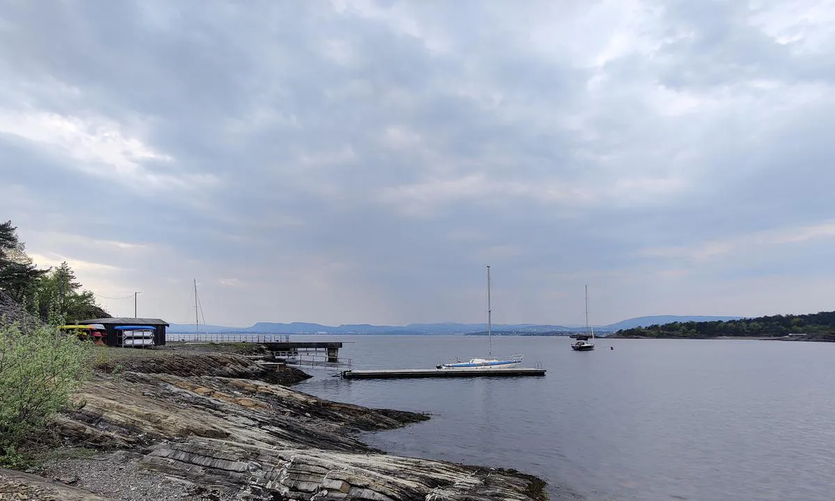 Husbergøya: {"base": "no", "no": "Fra venstre: Fast kai, flytebrygge og svaib\u00f8ye. Tilh\u00f8rer anlegget men p\u00e5 skilt ved fast kai st\u00e5r det et skilt fra Oslo Kommune om at det er lov \u00e5 ligge til der.", "se": "Fr\u00e5n v\u00e4nster: Fast kaj, flytbrygga och svajboj. Tillh\u00f6r anl\u00e4ggningen men p\u00e5 en skylt vid den fasta kajen st\u00e5r det en skylt fr\u00e5n Oslo Kommun om att det \u00e4r till\u00e5tet att ligga d\u00e4r.", "en": "From the left: Fixed quay, floating dock, and mooring buoy. Belongs to the facility but a sign at the fixed quay from Oslo Municipality indicates that it is allowed to berth there.", "da": "Fra venstre: Fast kaj, flydebro og svajeb\u00f8je. Tilh\u00f8rer anl\u00e6gget, men p\u00e5 et skilt ved fast kaj st\u00e5r der et skilt fra Oslo Kommune om, at det er lovligt at ligge til der."}