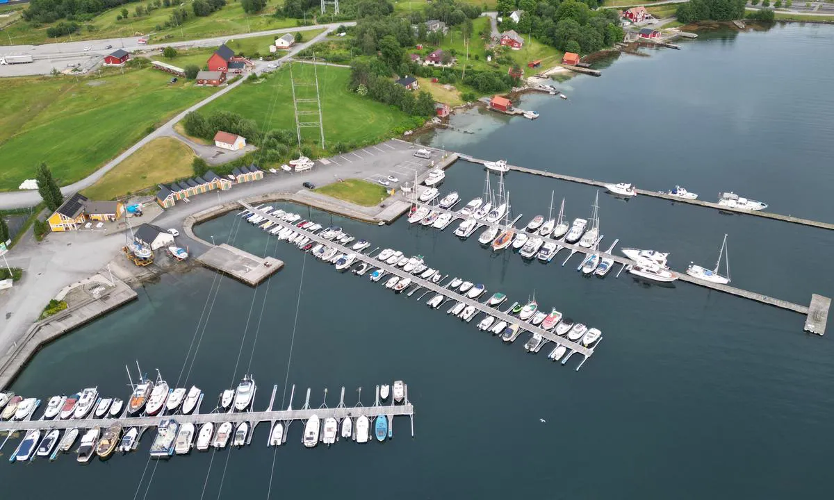 Husnes Båthavn: {"base": "no", "no": "Hele s\u00f8ndre brygge, \u00f8verst i bildet, er gjestebrygge pluss noen omr\u00e5der i tillegg. I sesongen er det havnevert til stede.", "se": "Hela s\u00f6dra bryggan, \u00f6verst i bilden, \u00e4r g\u00e4stbrygga plus n\u00e5gra omr\u00e5den d\u00e4romkring. Under s\u00e4songen finns det hamnv\u00e4rd p\u00e5 plats.", "en": "The entire southern pier, at the top of the image, is a guest pier, plus some additional areas. During the season, a harbor attendant is present.", "da": "Hele s\u00f8ndre brygge, \u00f8verst i billedet, er g\u00e6stebro plus nogle omr\u00e5der i till\u00e6g. I s\u00e6sonen er der havnev\u00e6rt til stede."}