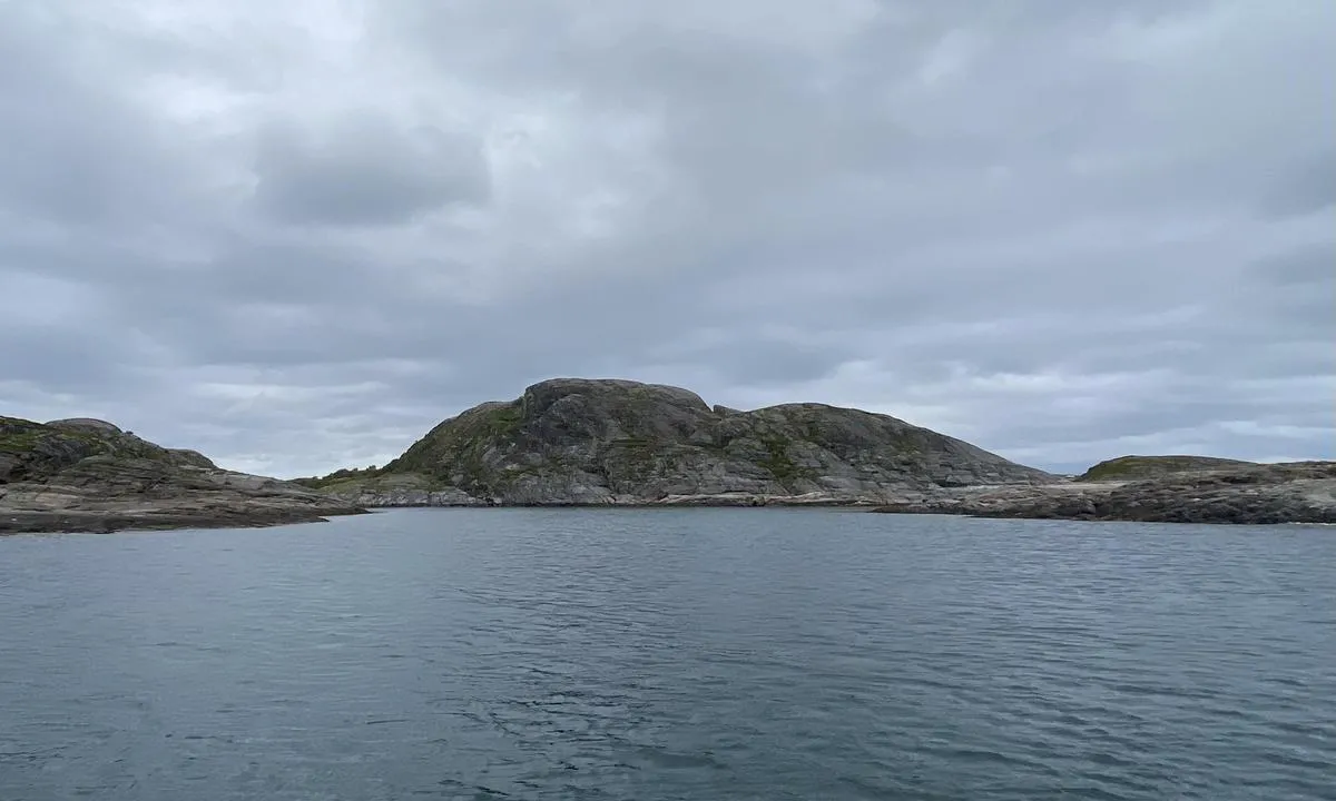 Husøya sør: {"base": "en", "no": "sy Blue Lady", "se": "segelfartyget Blue Lady", "en": "sy Blue Lady", "da": "sy Blue Lady"}