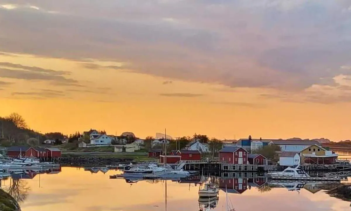 Husvær: {"base": "no", "no": "Havnen er n\u00e6r lokalbutikk p\u00e5 Husv\u00e6r. Deler av \u00e5ret er det overnatting og restaurant like ved. Havkanten.", "se": "Hamn \u00e4r n\u00e4ra lokalaff\u00e4r p\u00e5 Husv\u00e6r. Delar av \u00e5ret finns det \u00f6vernattning och restaurang i n\u00e4rheten. Havkanten.", "en": "The harbor is near a local shop in Husv\u00e6r. Parts of the year there is accommodation and a restaurant nearby. The sea edge.", "da": "Havnen er t\u00e6t p\u00e5 den lokale butik p\u00e5 Husv\u00e6r. Dele af \u00e5ret er der overnatning og restaurant lige ved. Havkanten."}