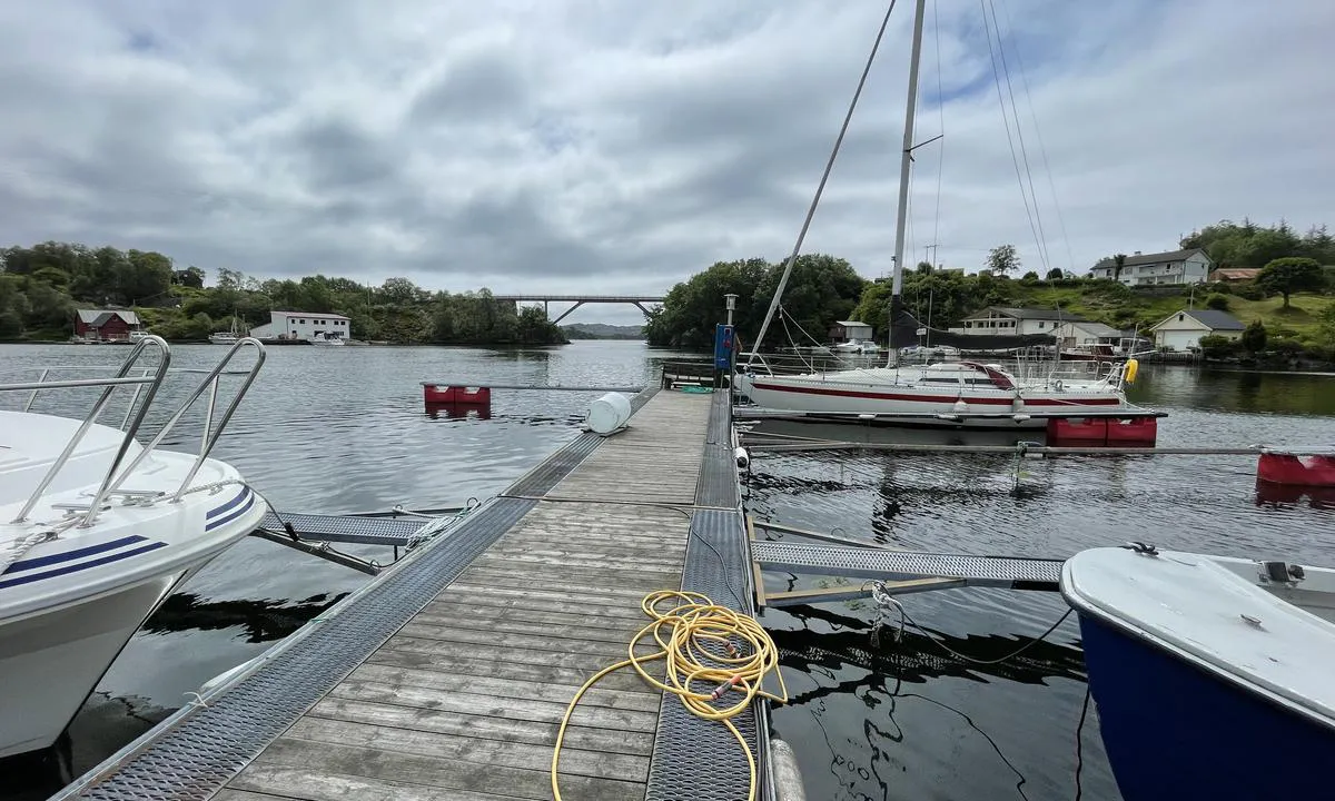 Iden Marina: {"base": "no", "no": "Gjesteplassene helt vest i marinaen. F\u00f8rste plassene en kommer til n\u00e5r en seiler inn.", "se": "G\u00e4stplatserna l\u00e4ngst v\u00e4sterut i marinan. De f\u00f6rsta platserna man kommer till n\u00e4r man seglar in.", "en": "Guest spots are located at the far west of the marina. These are the first spots you come to when sailing in.", "da": "G\u00e6stepladserne helt vest i marinaen. F\u00f8rste pladserne man kommer til, n\u00e5r man sejler ind."}