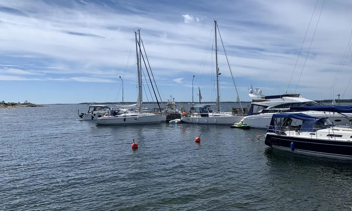 Idö: {"base": "en", "no": "En trivelig havn med en nydelig restaurant hvor du f\u00e5r en fantastisk utsikt over skj\u00e6rg\u00e5rden.", "se": "En trevlig hamn med en h\u00e4rlig restaurang fr\u00e5n vilken du f\u00e5r en magnifik utsikt \u00f6ver sk\u00e4rg\u00e5rden.", "en": "A plesent harbour with a lovely restaurant from where you get a magnificant vue over the arkipilagi.", "da": "En hyggelig havn med en dejlig restaurant, hvorfra du f\u00e5r en fantastisk udsigt over \u00f8havet."}