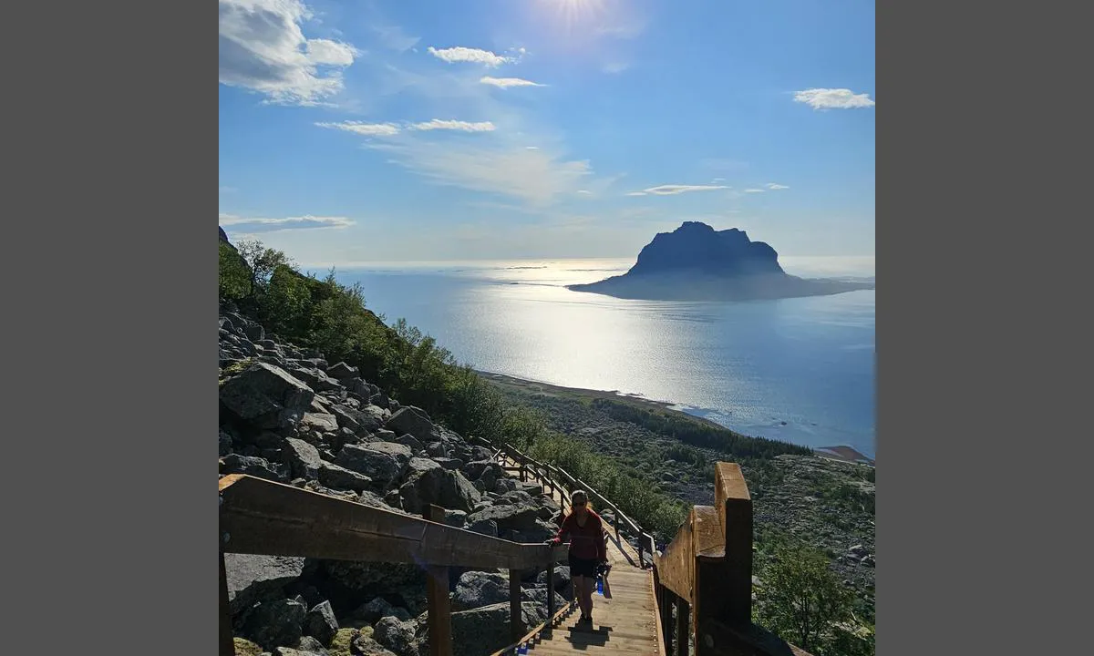 Igerøy Havneforening: {"base": "no", "no": "Syklet fra Iger\u00f8y til Vegatrappa ( ca 1 time med elsykkel)", "se": "Cyklande fr\u00e5n Iger\u00f8y till Vegatrappa (ca 1 timme med elcykel)", "en": "Biked from Iger\u00f8y to Vegatrappa (about 1 hour with electric bike)", "da": "Cyklede fra Iger\u00f8y til Vegatrappen (ca. 1 time med elcykel)"}