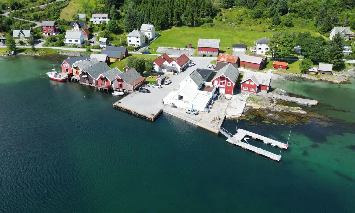 Iglandsvik: {"base": "no", "no": "Drifstoffylling; fast kai ved det kvite huset midt p\u00e5 bildet", "se": "Br\u00e4nslep\u00e5fyllning; fast kaj vid det vita huset mitt p\u00e5 bilden", "en": "Refueling; fixed pier at the white house in the middle of the picture", "da": "Br\u00e6ndstofp\u00e5fyldning; fast kaj ved det hvide hus midt p\u00e5 billedet"}