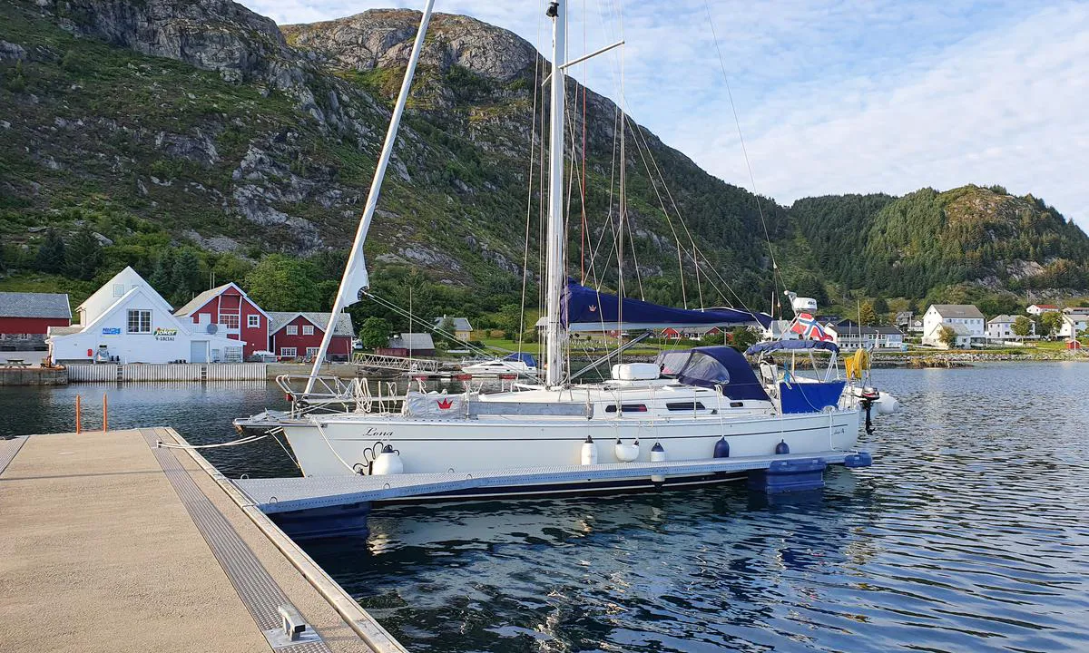 Iglandsvik: {"base": "no", "no": "Butikk og bunkers i det hvite bygget i bakgrunnen.", "se": "Butik och bunkring i den vita byggnaden i bakgrunden.", "en": "Shop and fuel station in the white building in the background.", "da": "Butik og bunker i den hvide bygning i baggrunden."}