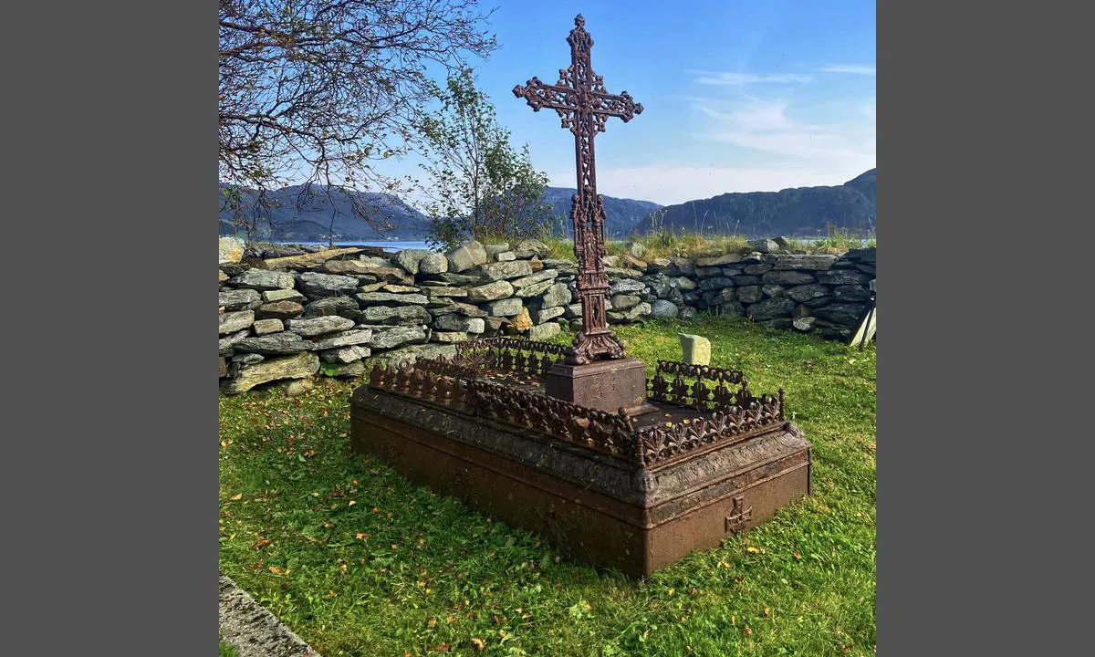 Iglandsvik: {"base": "da", "no": "Grotle Hamle Kirkeg\u00e5rd", "se": "Grotle Hamn Kyrkog\u00e5rd", "en": "Grotle Hamle Cemetery", "da": "Grotle Hamle Kirkeg\u00e5rd"}