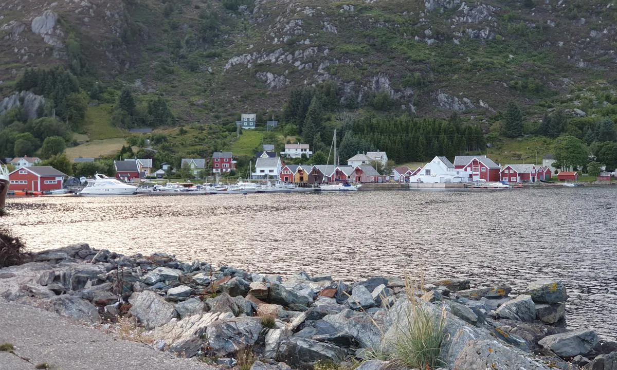 Iglandsvik: Bobil og campingplass rett ved gjestehavn. Gode turmuligheter. 4,5 km til Grotlesanden.