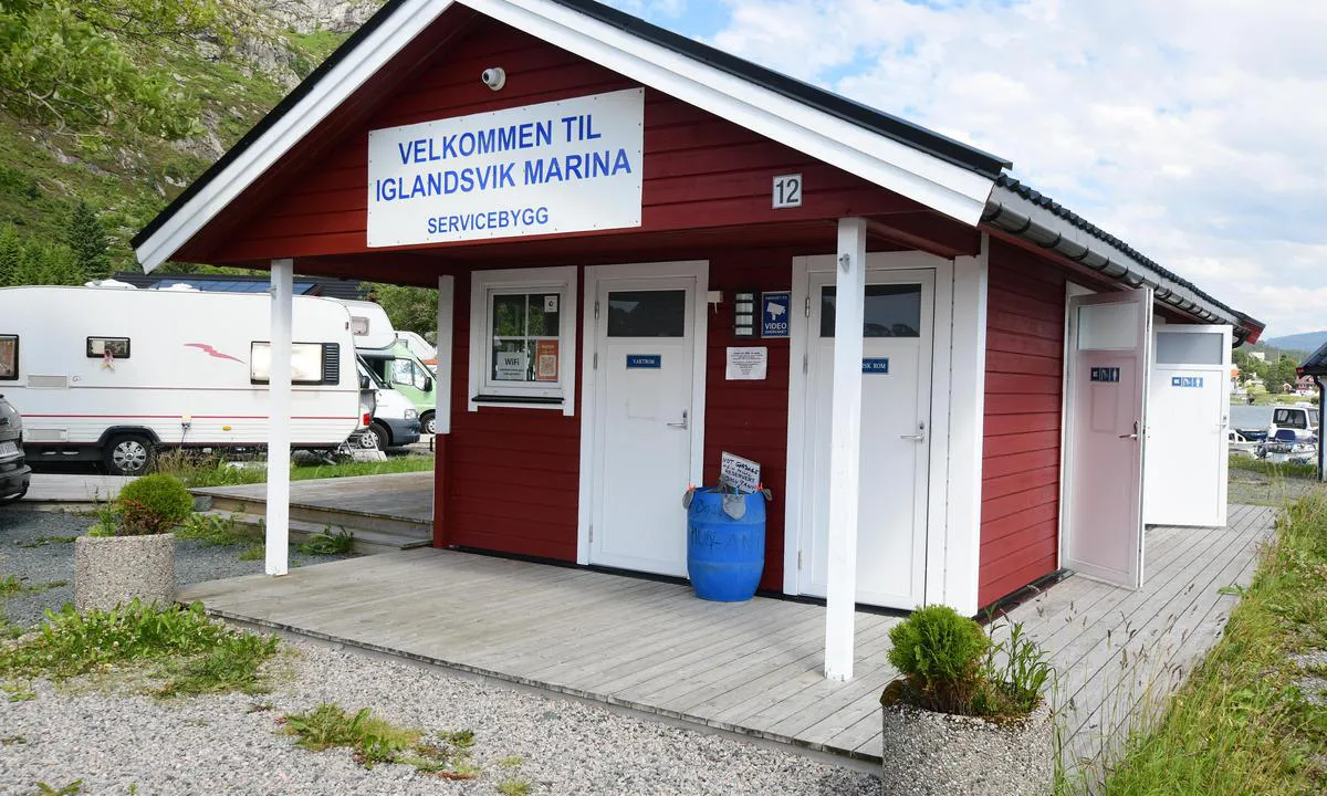 {"base": "no", "no": "Servicebygget ved Iglandsvik marina", "se": "Servicebyggnaden vid Iglandsvik marina", "en": "The service building at Iglandsvik marina", "da": "Servicebygningen ved Iglandsvik marina"}