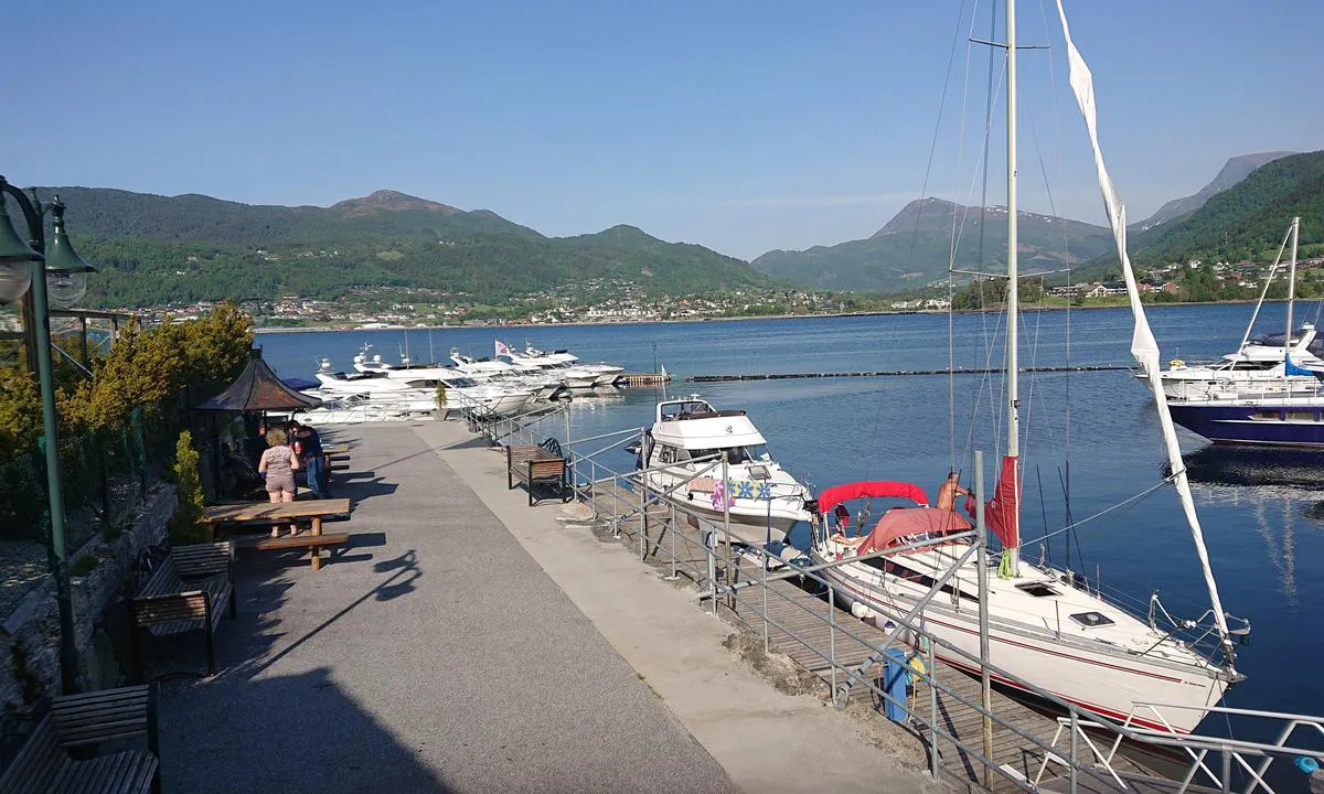 {"base": "no", "no": "Ekornes Marina - Ikornnes gjestehavn", "se": "Ekornes Marina - Ikornes g\u00e4sthamn", "en": "Ekornes Marina - Ikornnes guest harbor", "da": "Ekornes Marina - Ikornnes g\u00e6stehavn"}