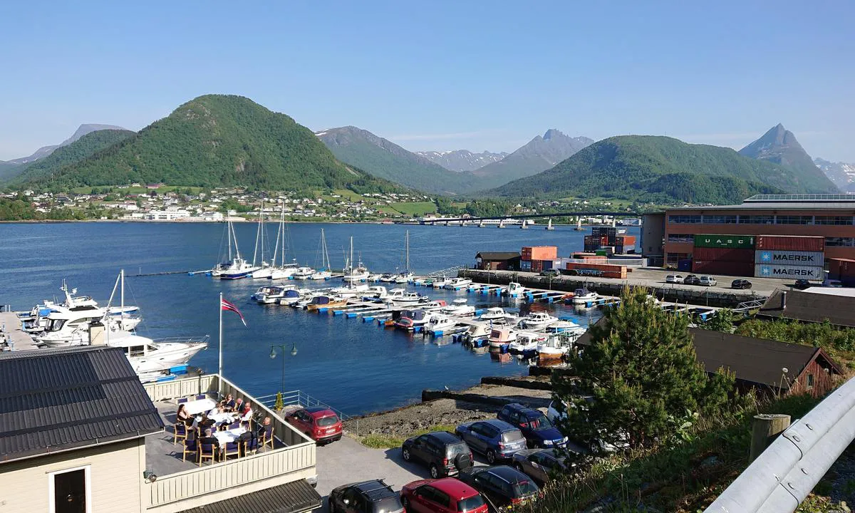 Ikornnes Båtforening: {"base": "no", "no": "Ekornes Marina - diesel fra brygga bakerst i bildet.", "se": "Ekornes Marina - diesel fr\u00e5n bryggan l\u00e4ngst bak i bilden.", "en": "Ekornes Marina - diesel available from the pier at the back of the picture.", "da": "Ekornes Marina - diesel fra kajen bagerst p\u00e5 billedet."}