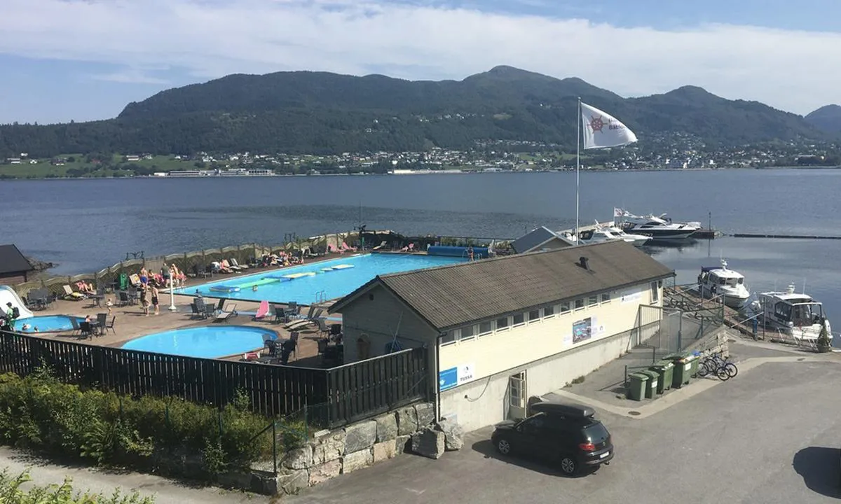 Ikornnes Båtforening: Badeanlegg med VARMT vann. Sjekk vindretningen før du fortøyer. Brygga til høyre rett nedenfor (der Viknesbåtene ligger longside) er å foretrekke når flagget er som på bildet. Den ytterste brygga er svært utsatt for sjø og vind!.